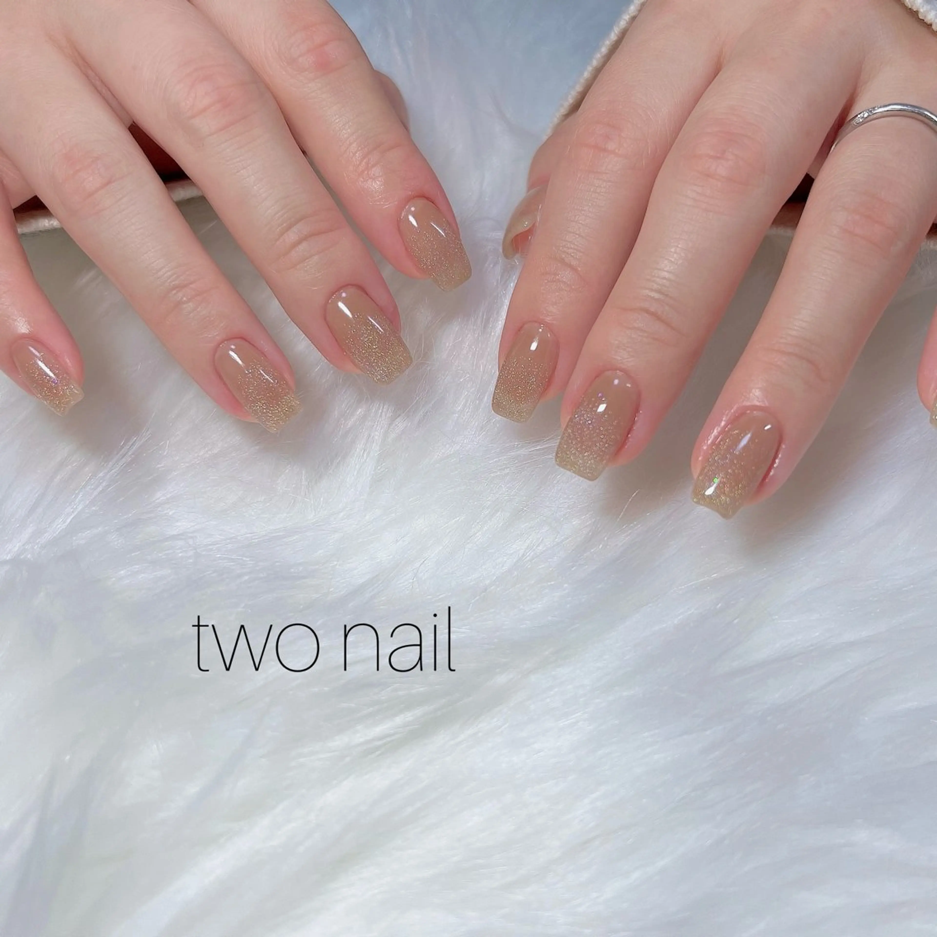 ネイル ブラウン キラキラネイル ネイルチップ ホワイト ハンドネイル two nailのネイルデザイン
