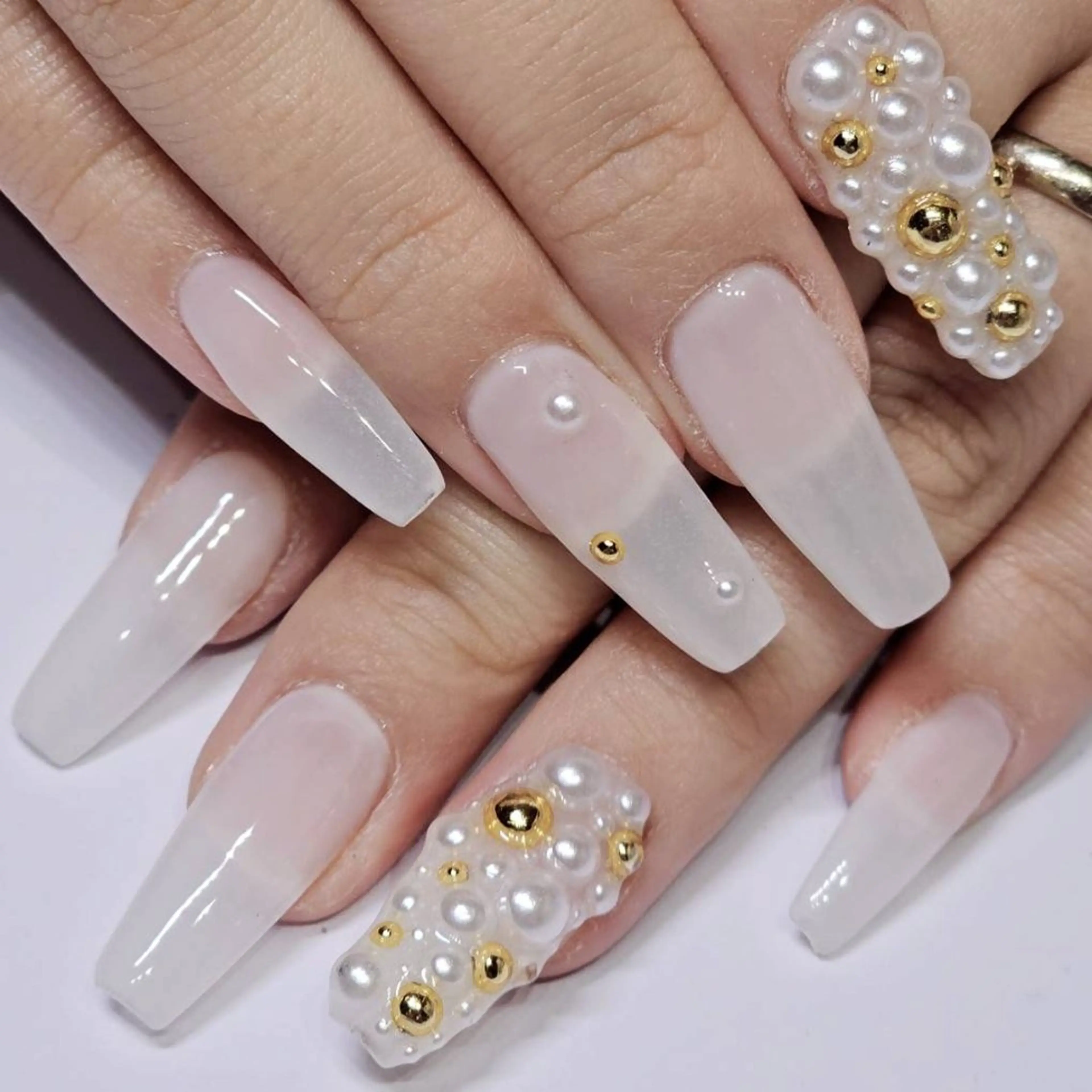 ネイル ゴールド ワンカラーネイル ストーンネイル ホワイト ハンドネイル よしだ ひろきのネイルデザイン