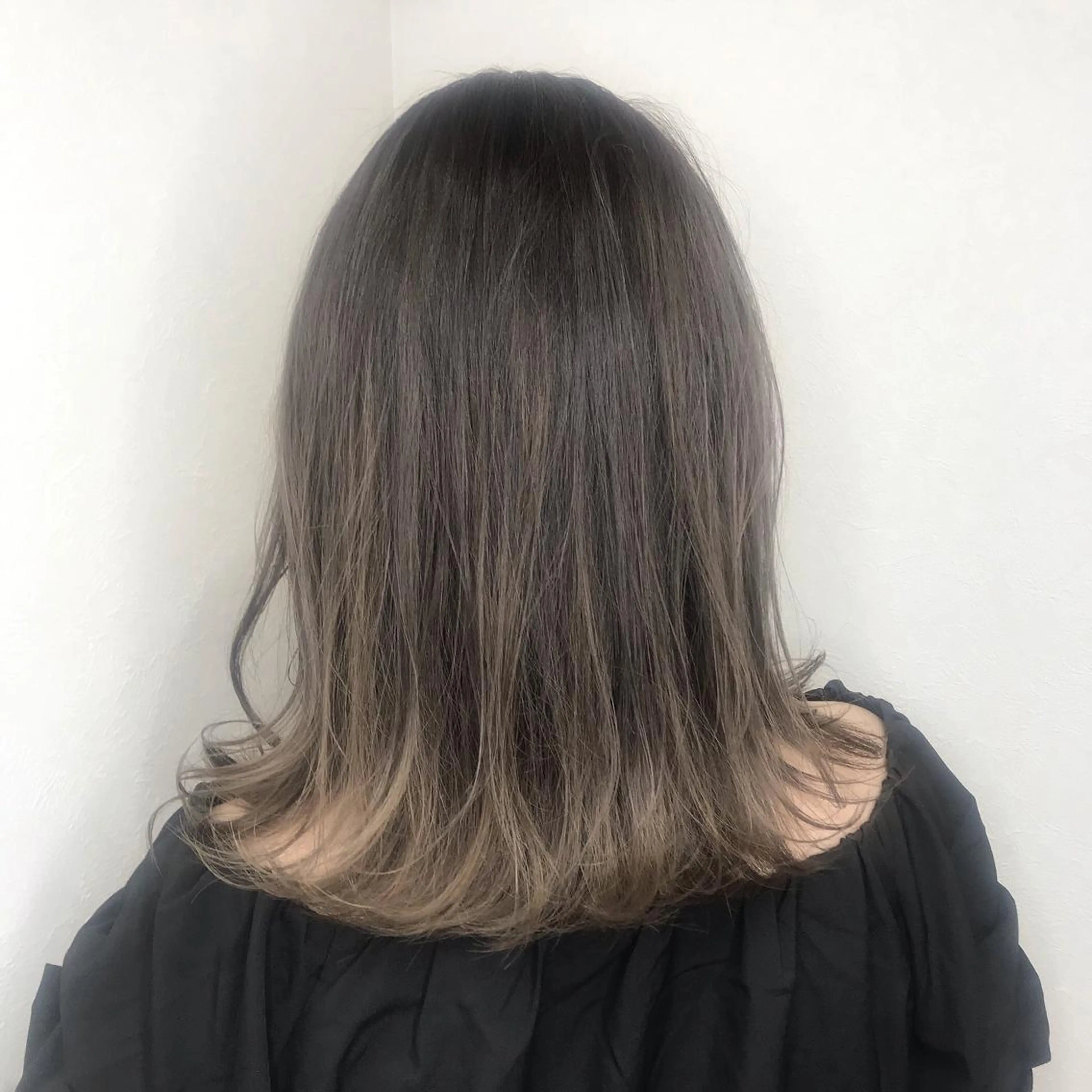 ミディアム カラー グレージュ ハイライトカラー ハイライト 外ハネヘア ヘアカラー 柴田 祐輔のヘアスタイル