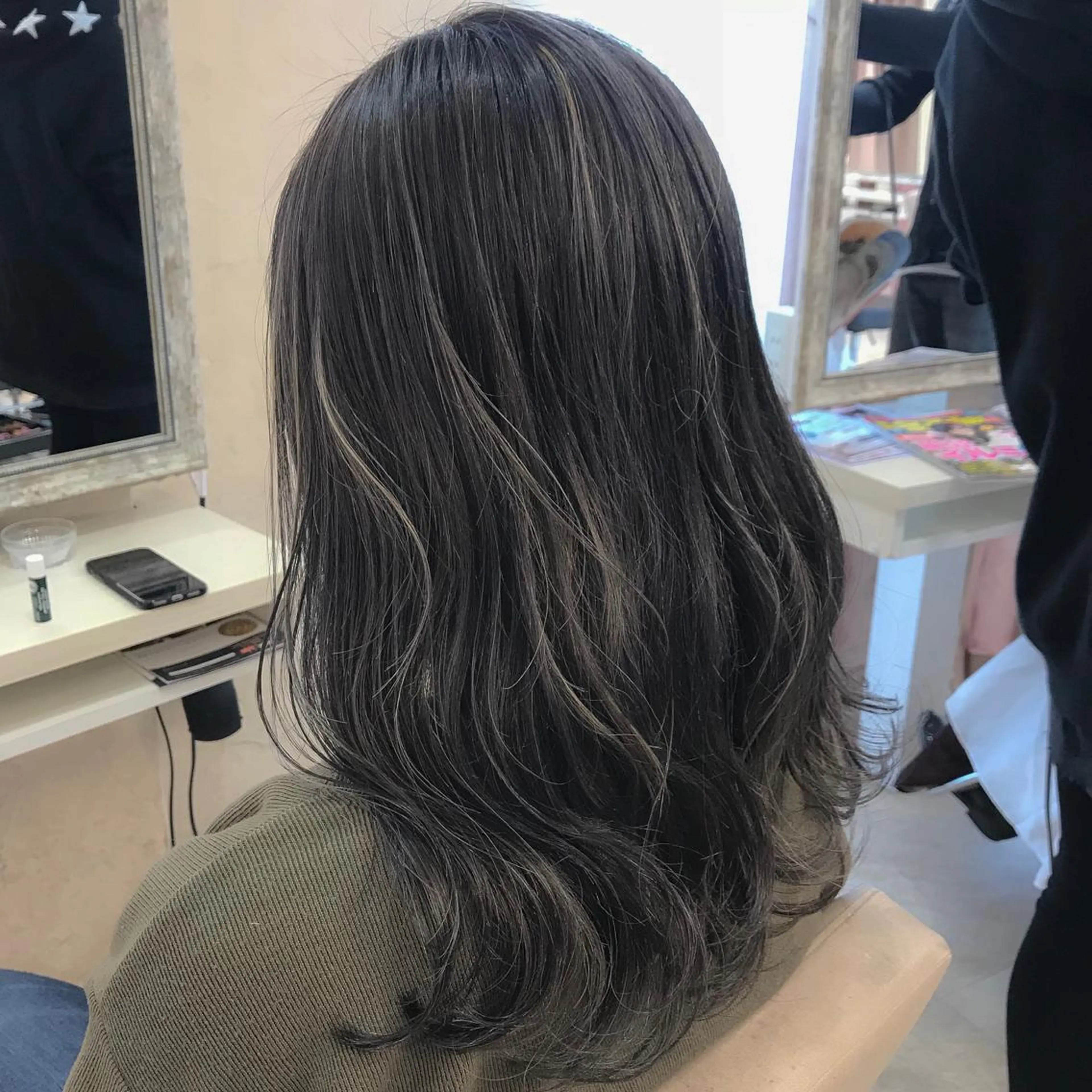 セミロング カラー SALOWIN神戸三宮East店所属・【透明感、艶髪】西村 有司のヘアスタイル