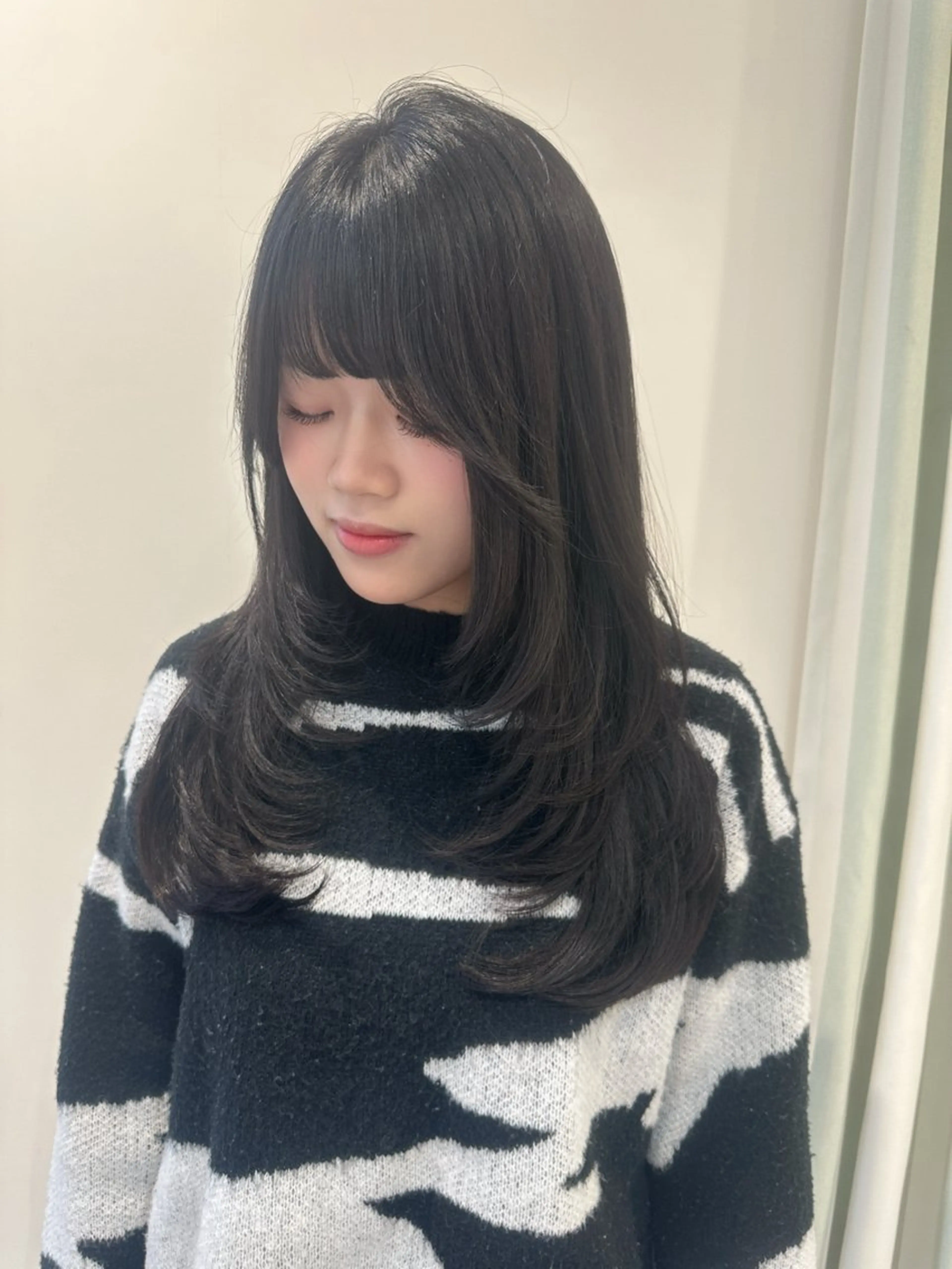 ロング ロングレイヤー レイヤーカット ロング 小顔カット カット トリートメント 小顔レイヤー/ ベージュ🤍Rieのヘアスタイル