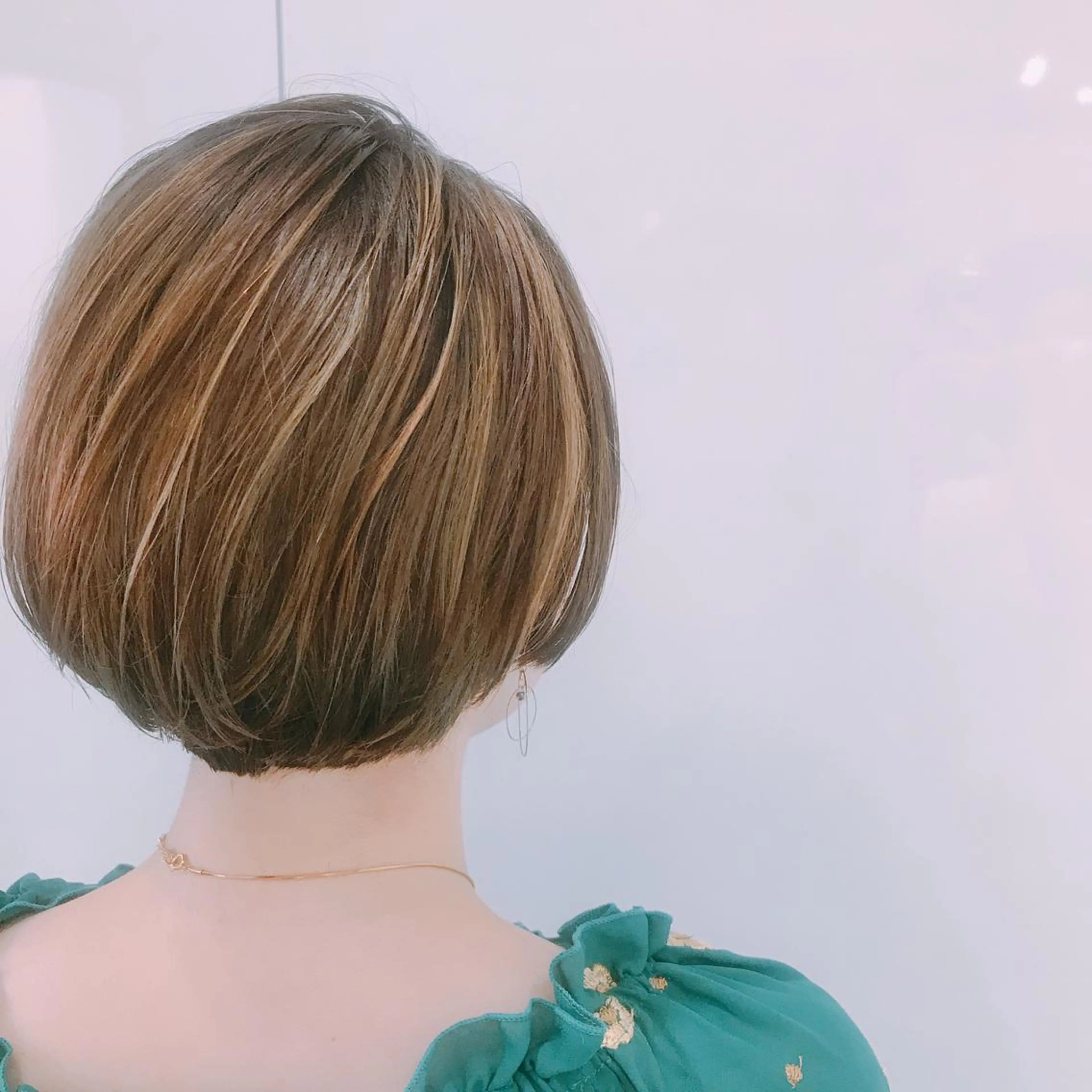 カラー デザインカラー ハイライトカラー 💓パーマ，💗 レイヤーカットのヘアスタイル