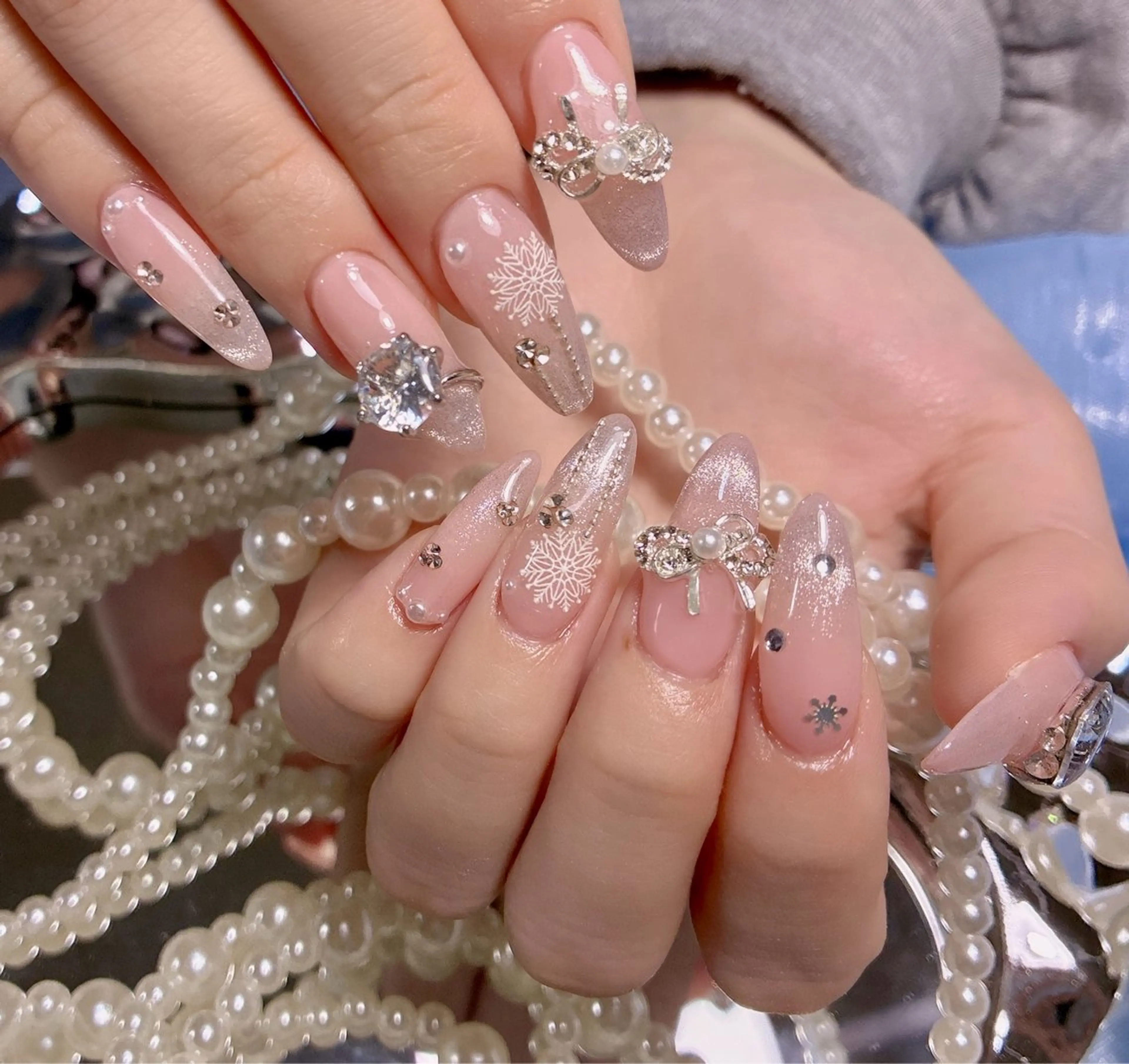 ネイル ブルー チークネイル フレンチネイル ハート ホログラムネイル インフィニティ ネイルサロンのネイルデザイン