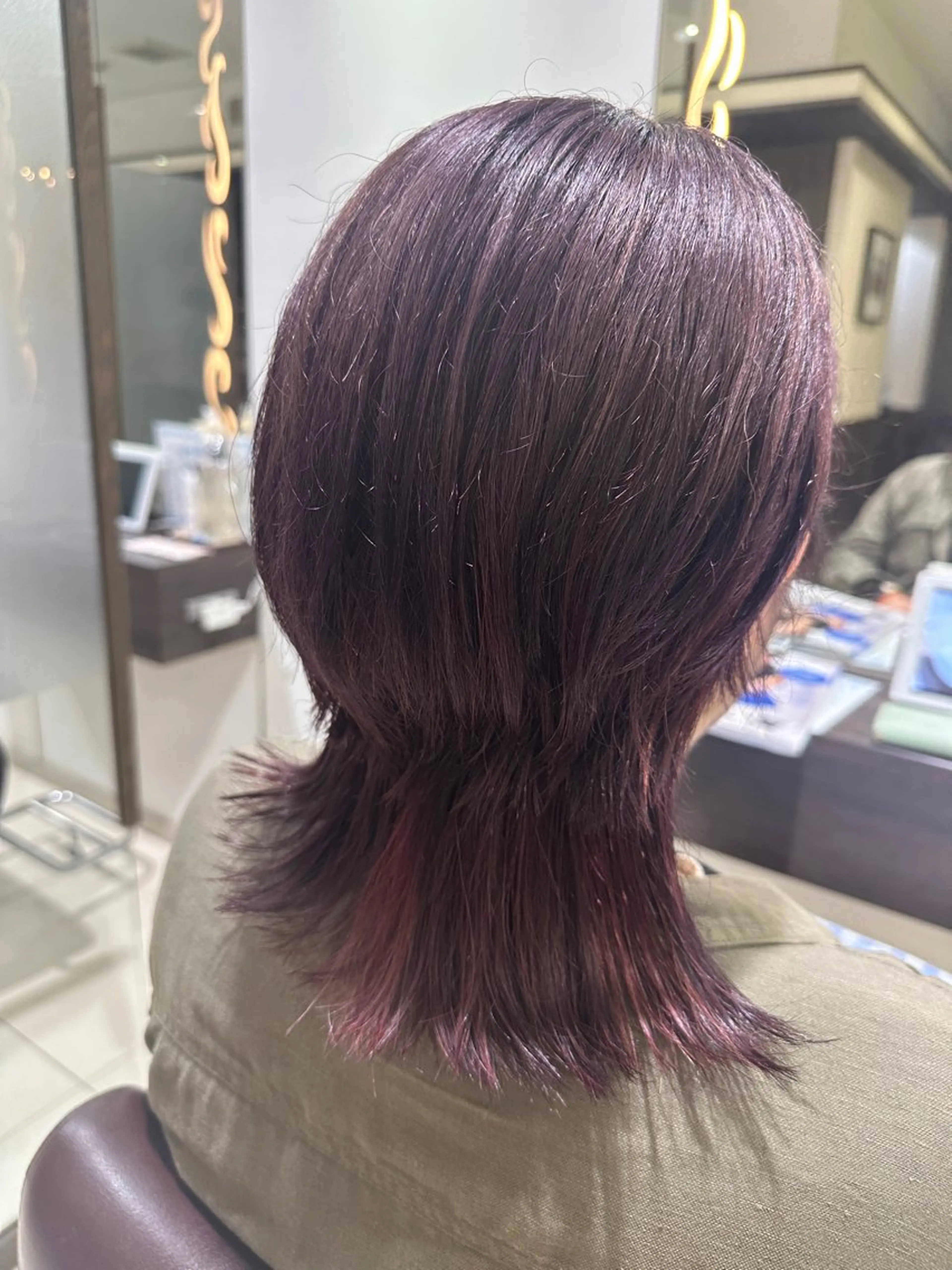 ミディアム ウルフカット レイヤー 艶々カラーのヘアスタイル