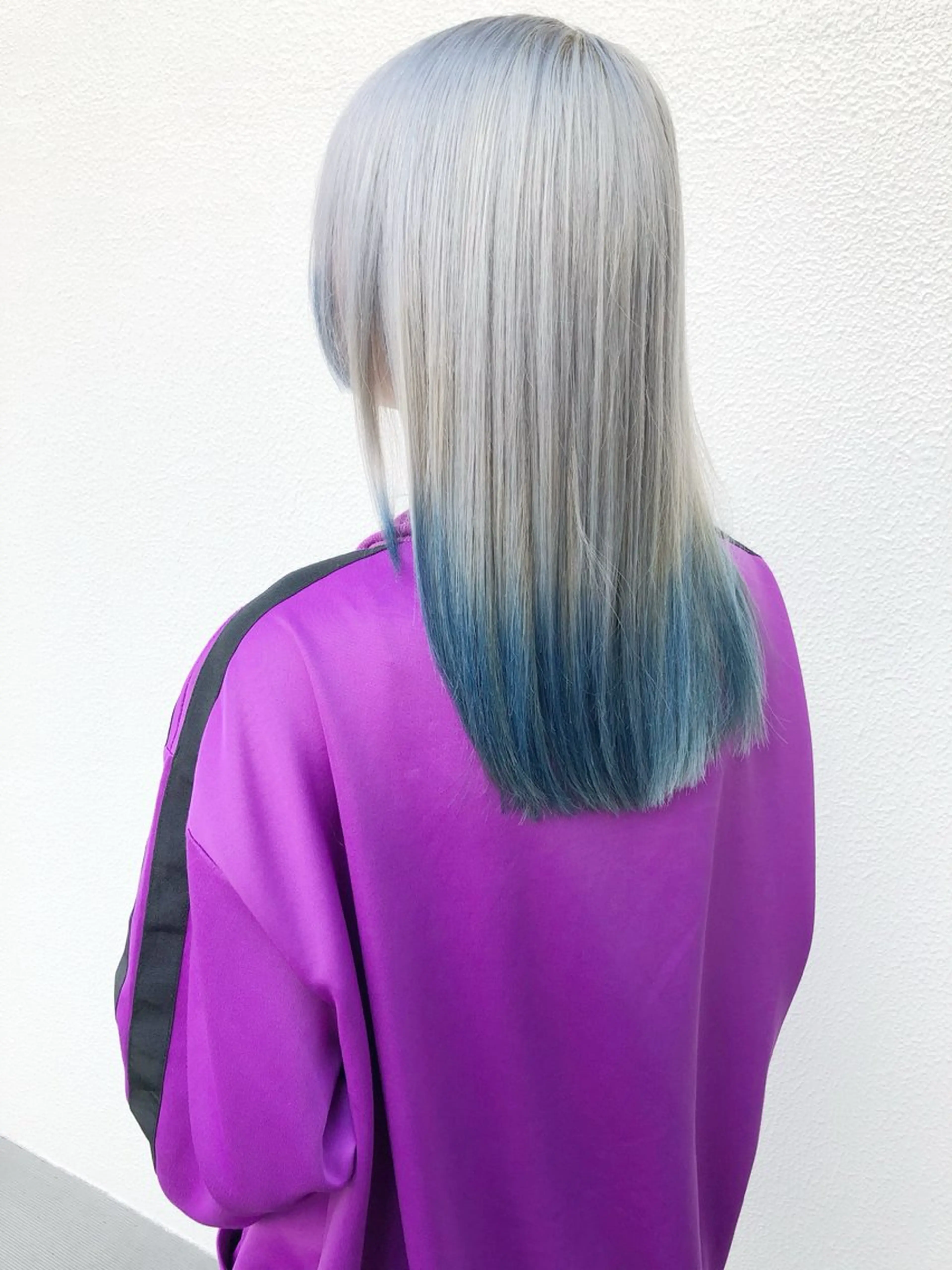 セミロング カラー ブルーカラー シルバー レイヤーブリーチ特化 ホワイト専門/岸のヘアスタイル