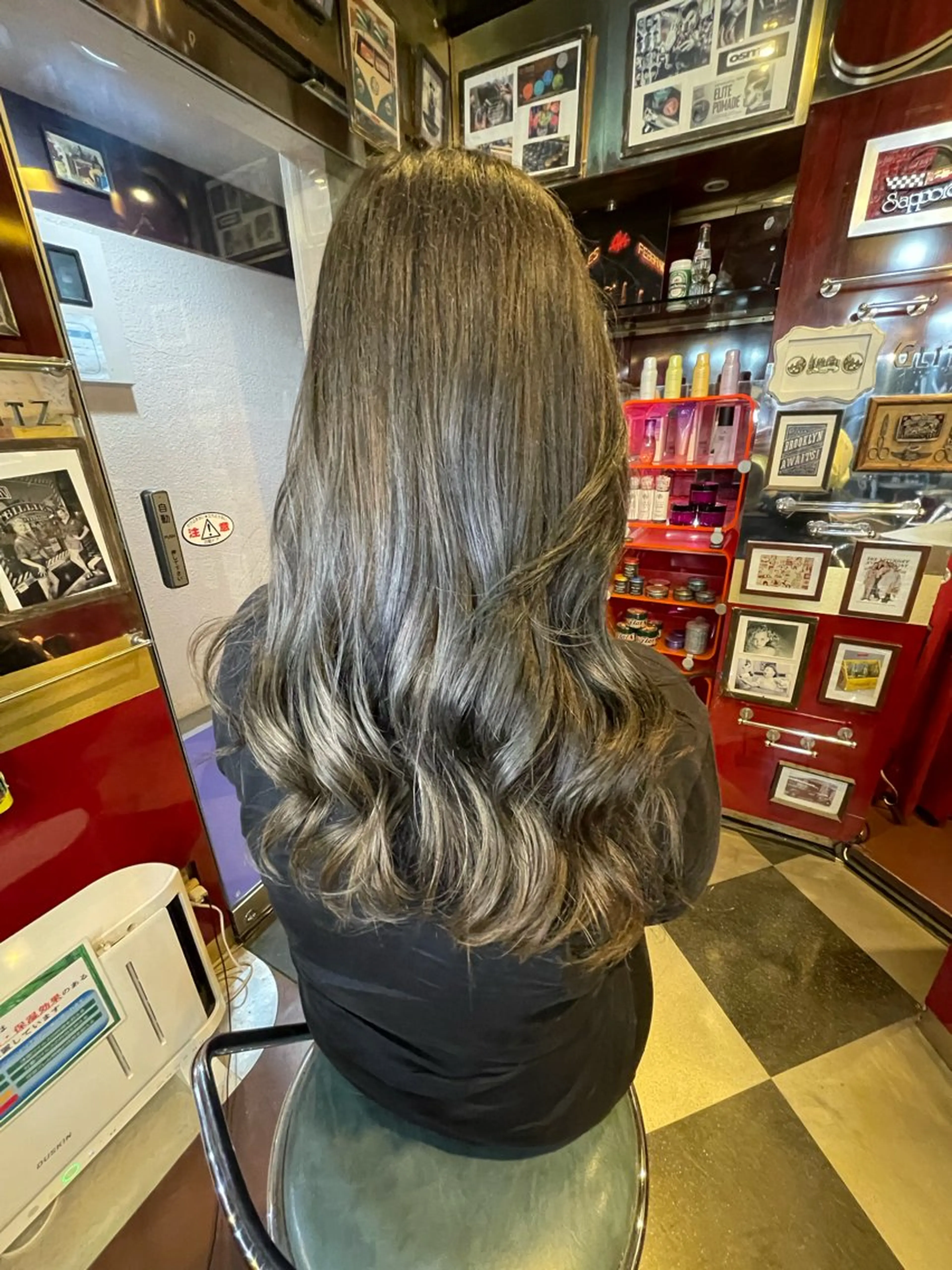 ミディアム カラー アッシュ アッシュグレー 👑派手髪/カット 👑ANRYのヘアスタイル