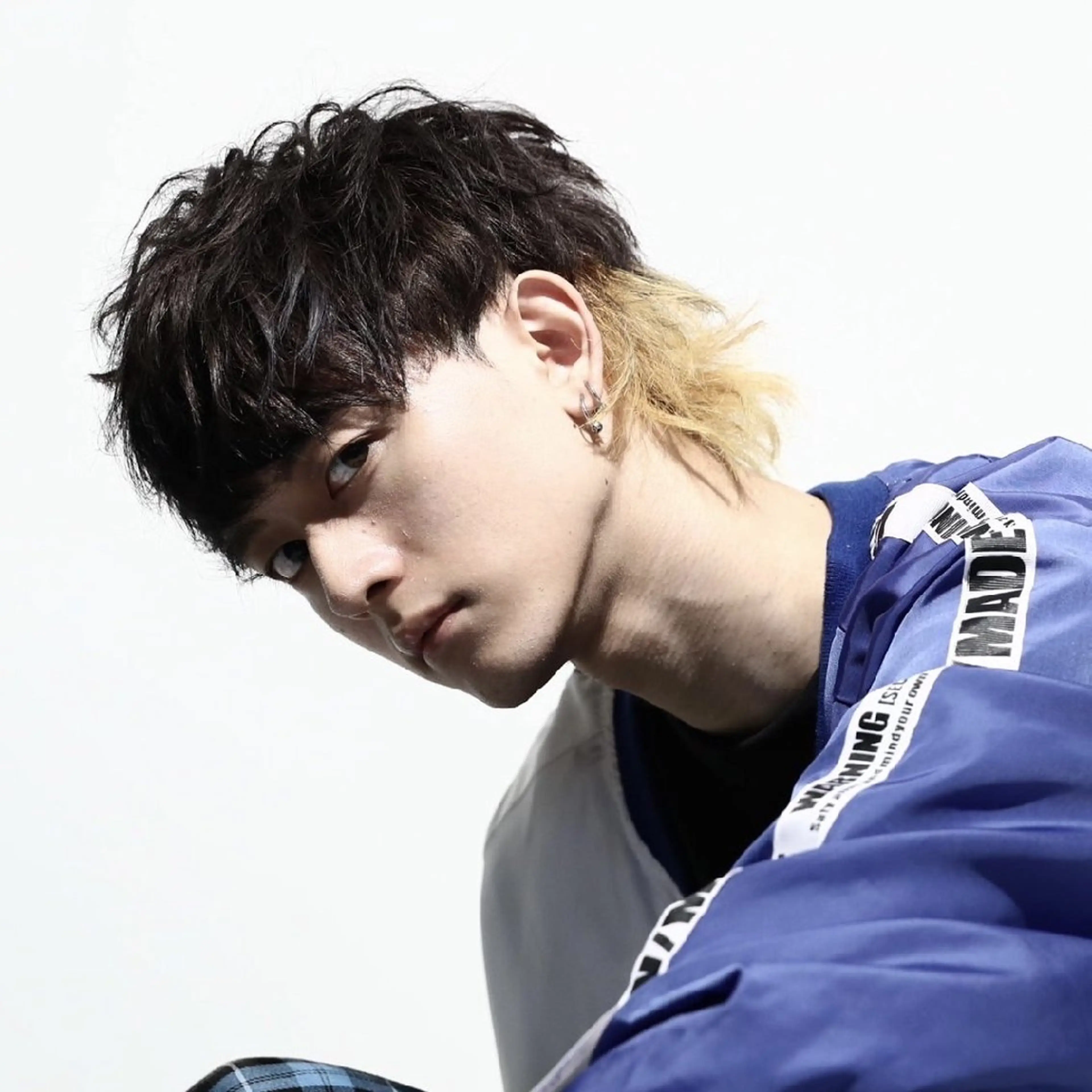 ショート カラー パーマ メンズ センターパート マッシュウルフ マッシュ メンズパーマ ツイストスパイラルパーマ 木村 直哉のヘアスタイル