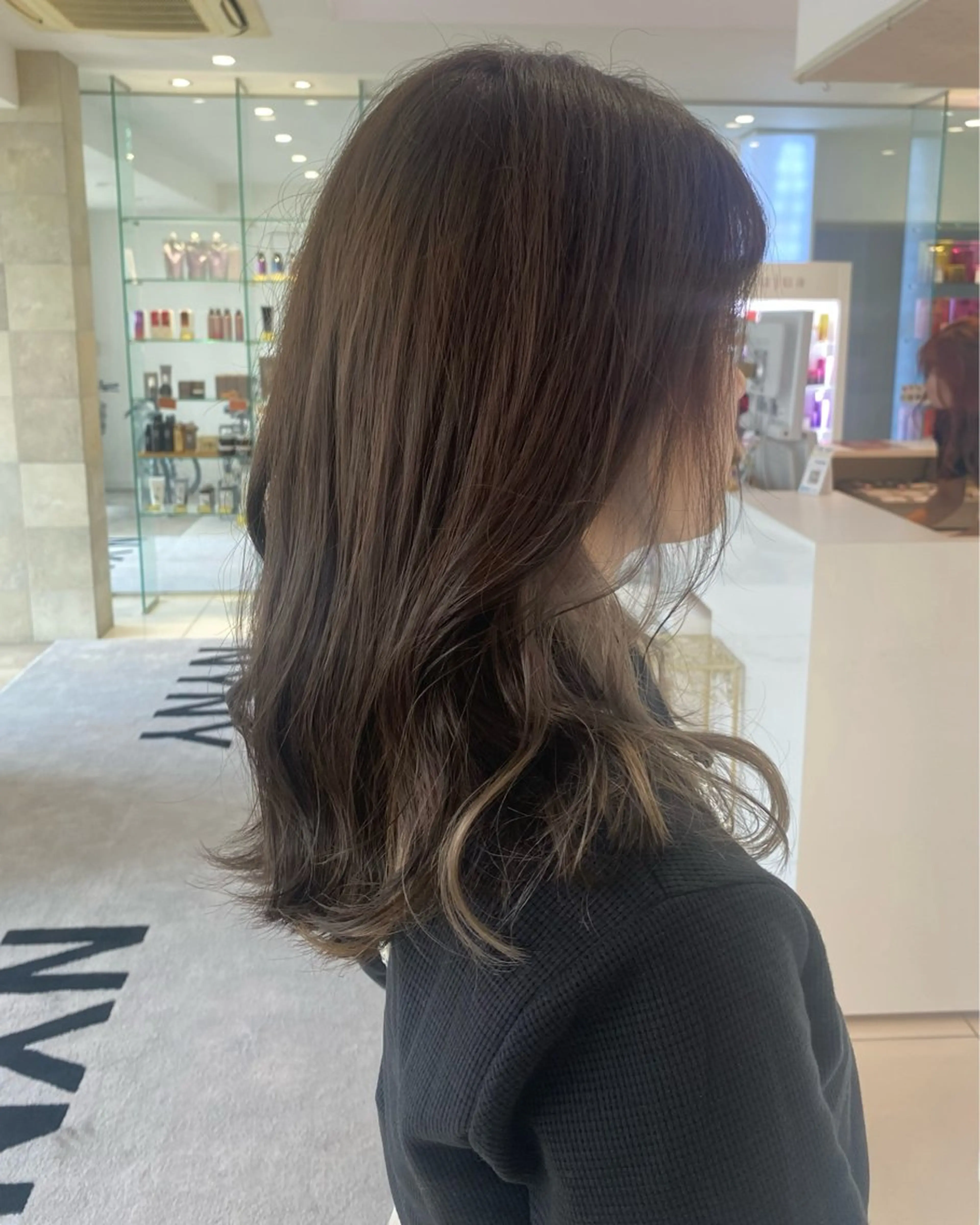 セミロング カラー 艶髪/透明感/ 三宅晴香のヘアスタイル