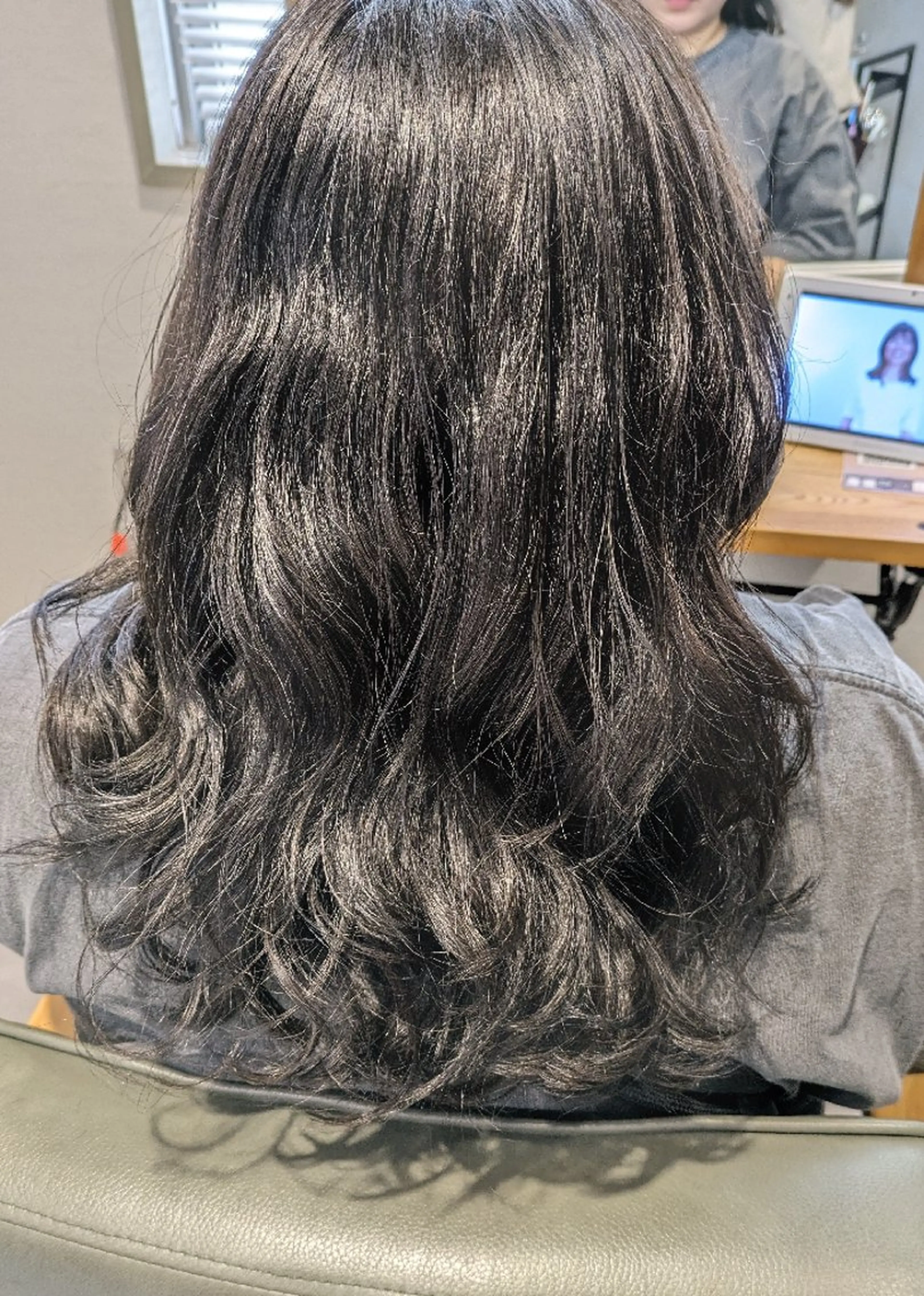 セミロング カラー ヘアアレンジ アディクシーカラー ダークグレー カット ヘアカラー 小國 綾かのヘアスタイル