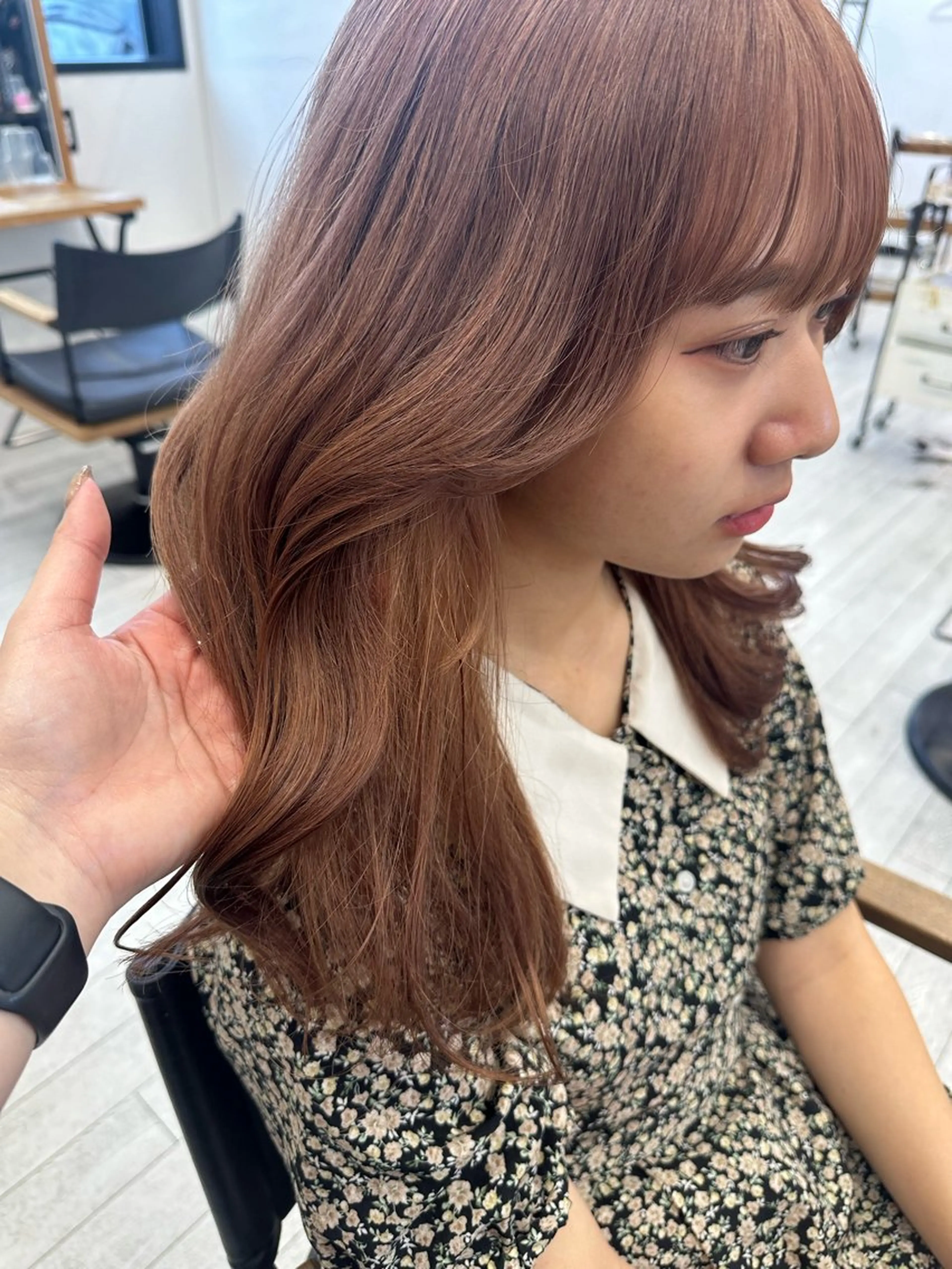 セミロング カラー ベージュカラー ブリーチ ミルクティーベージュ ピンクカラー くびれヘア カット ヘアカラー トリートメント 遠藤 愛莉のヘアスタイル