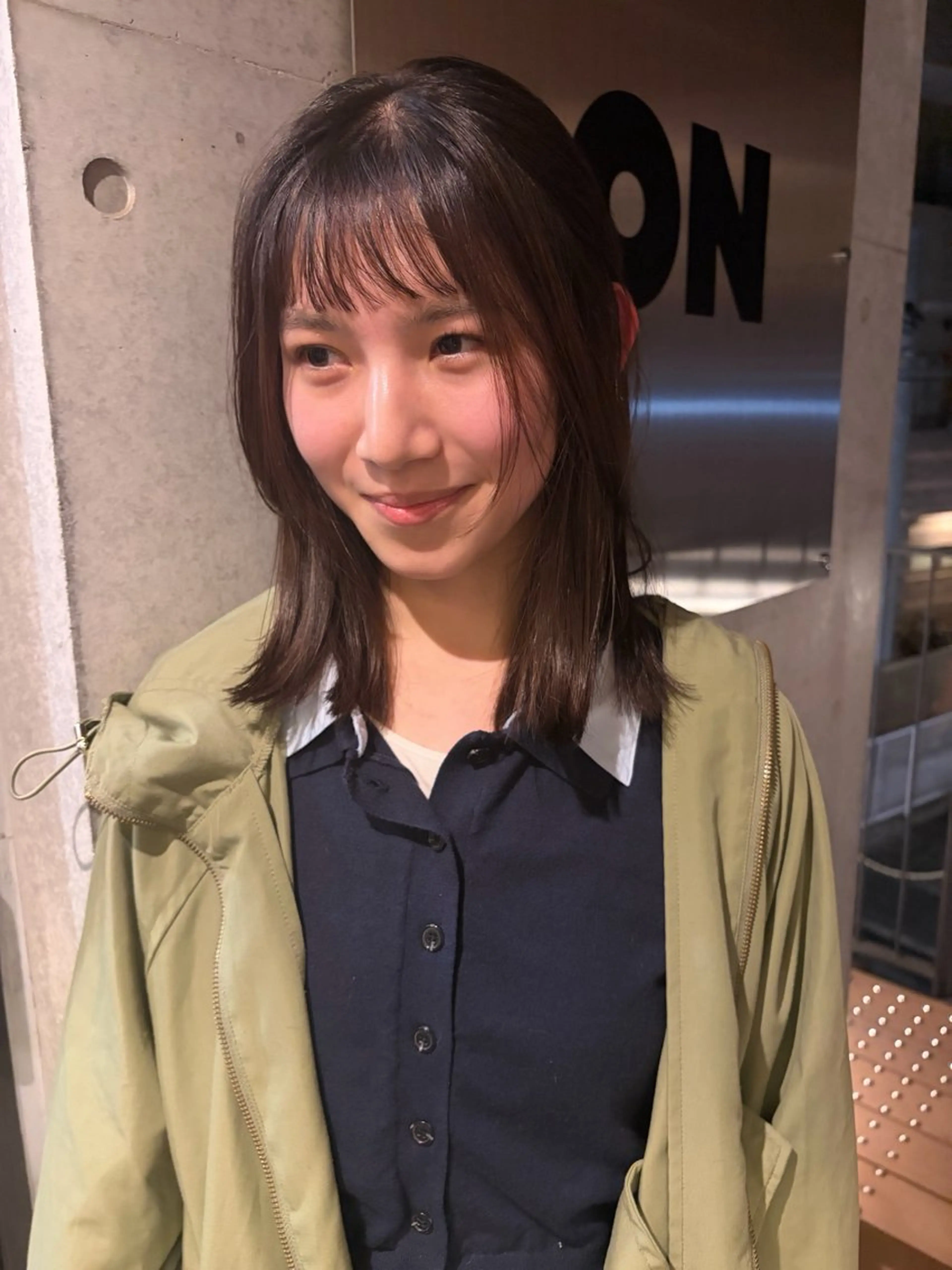 ミディアム YUUKI/ウルフ .ハイレイヤーのヘアスタイル