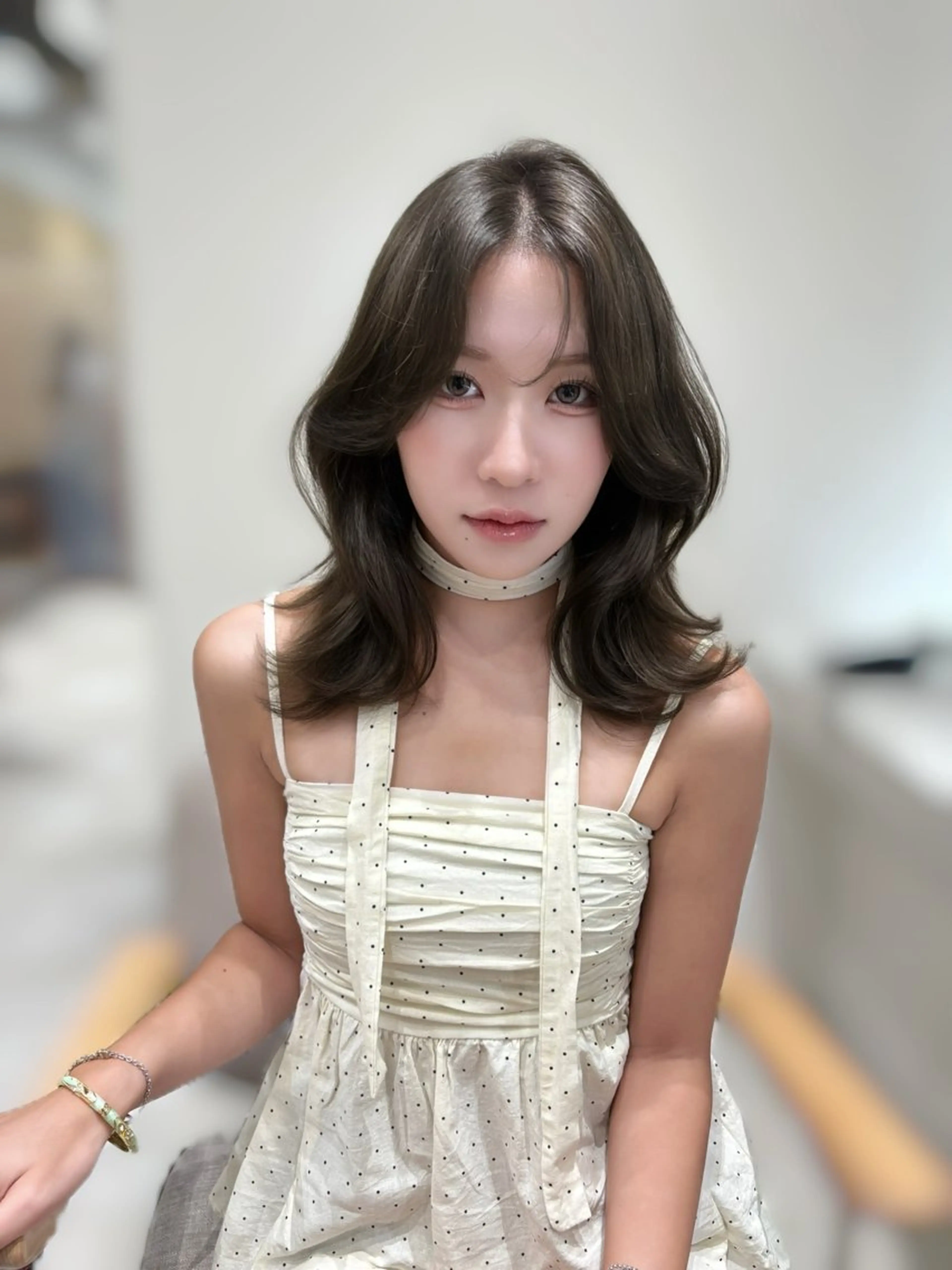 ミディアム カラー ブリーチ グレージュ オリーブグレージュ オリーブグレー くびれヘア 中韓style 💄🤍愛子🇨🇳のヘアスタイル