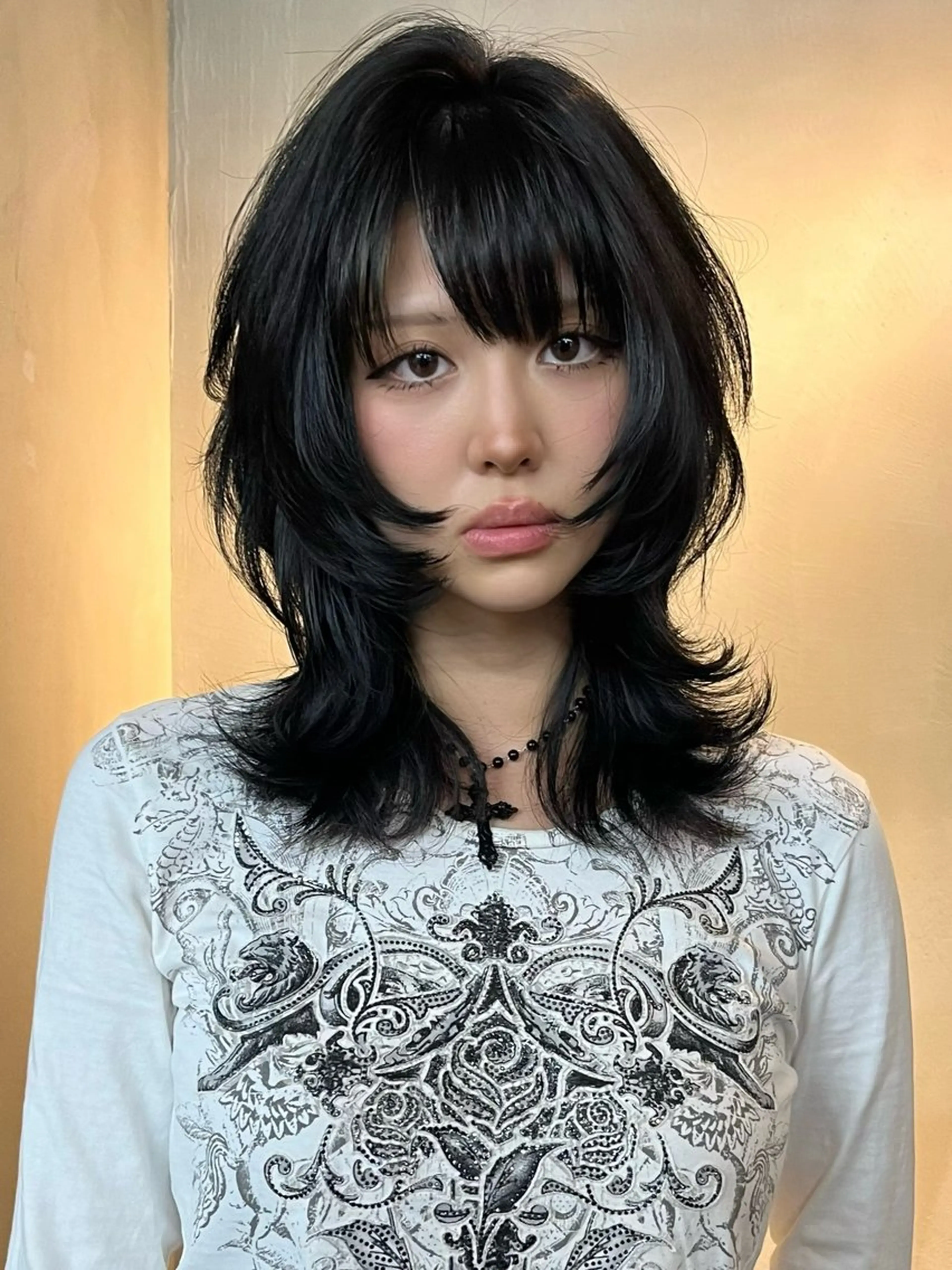 セミロング カラー アッシュ アッシュブラック ベージュカラー 黒髪 ブロンド カット ヘアカラー イツク ⚡️ ルーツ/ハイトーンのヘアスタイル