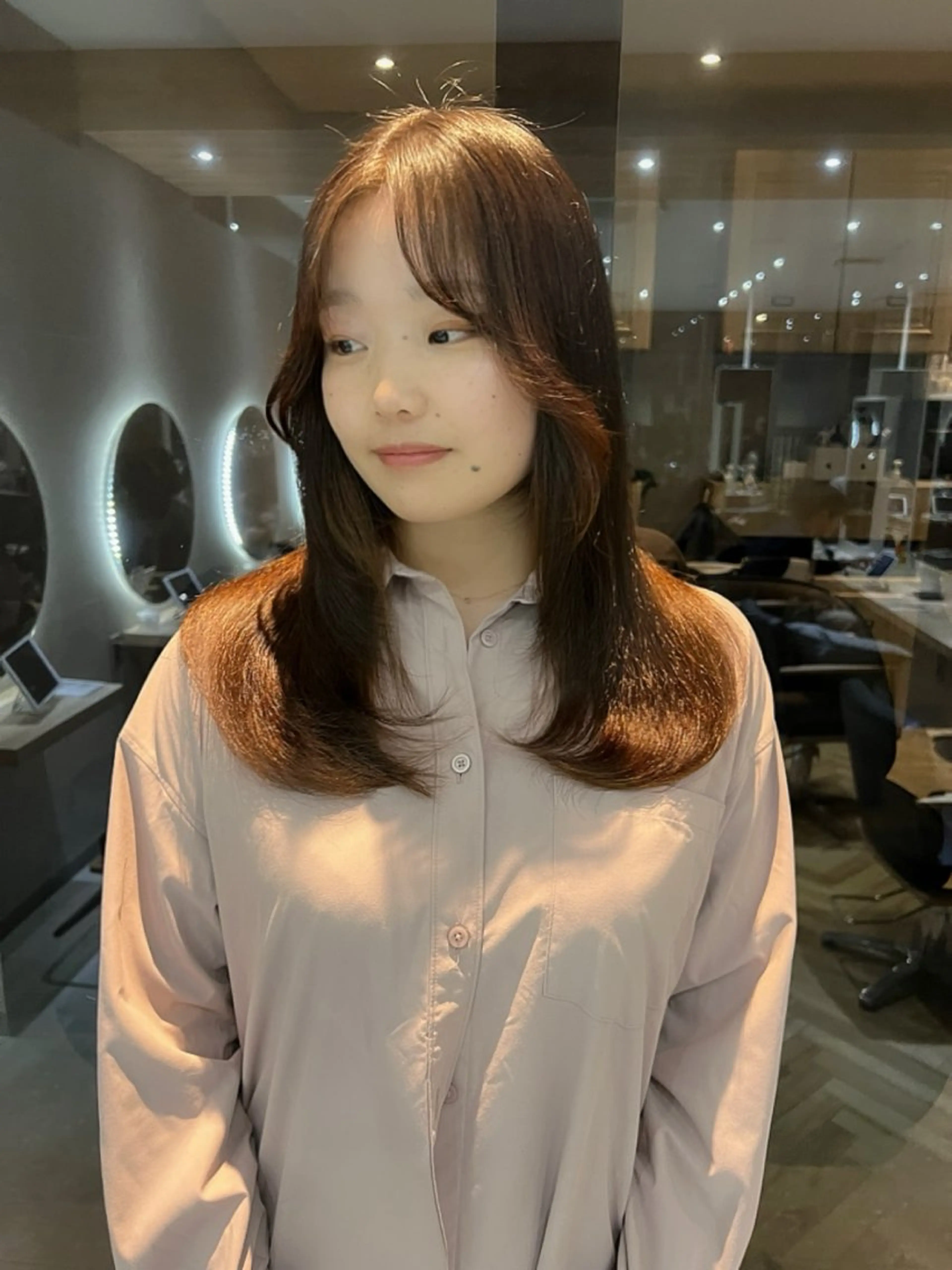 セミロング カラー ミストバング ベージュカラー ブリーチ  フェイスフレーミング グレージュ カット ヘアカラー トリートメント 韓国🇰🇷レイヤー 映える顔周り🩷のヘアスタイル