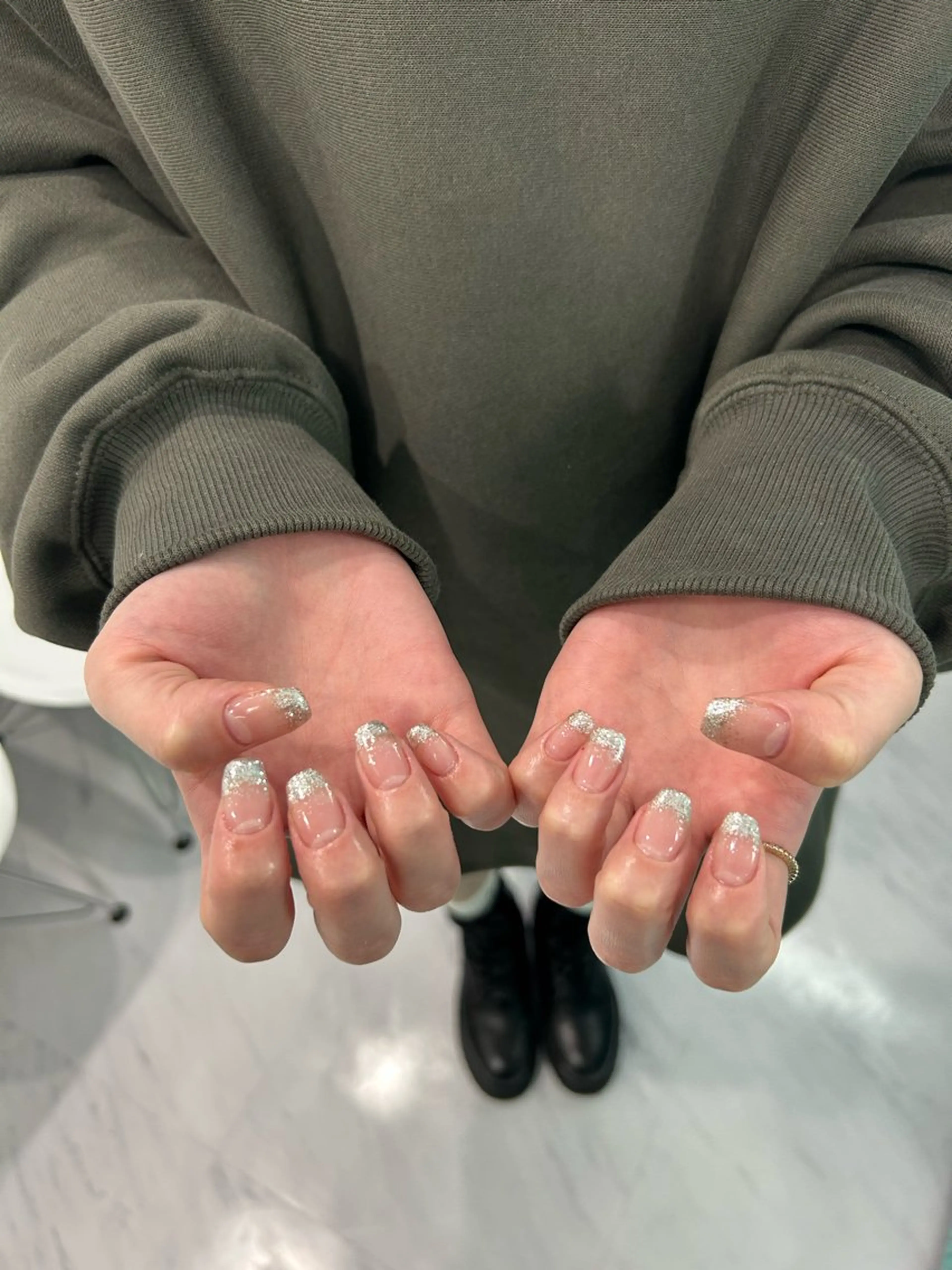 ネイル ラメ(グリッター) ラメグラデーション シルバー 加藤 楓子のネイルデザイン