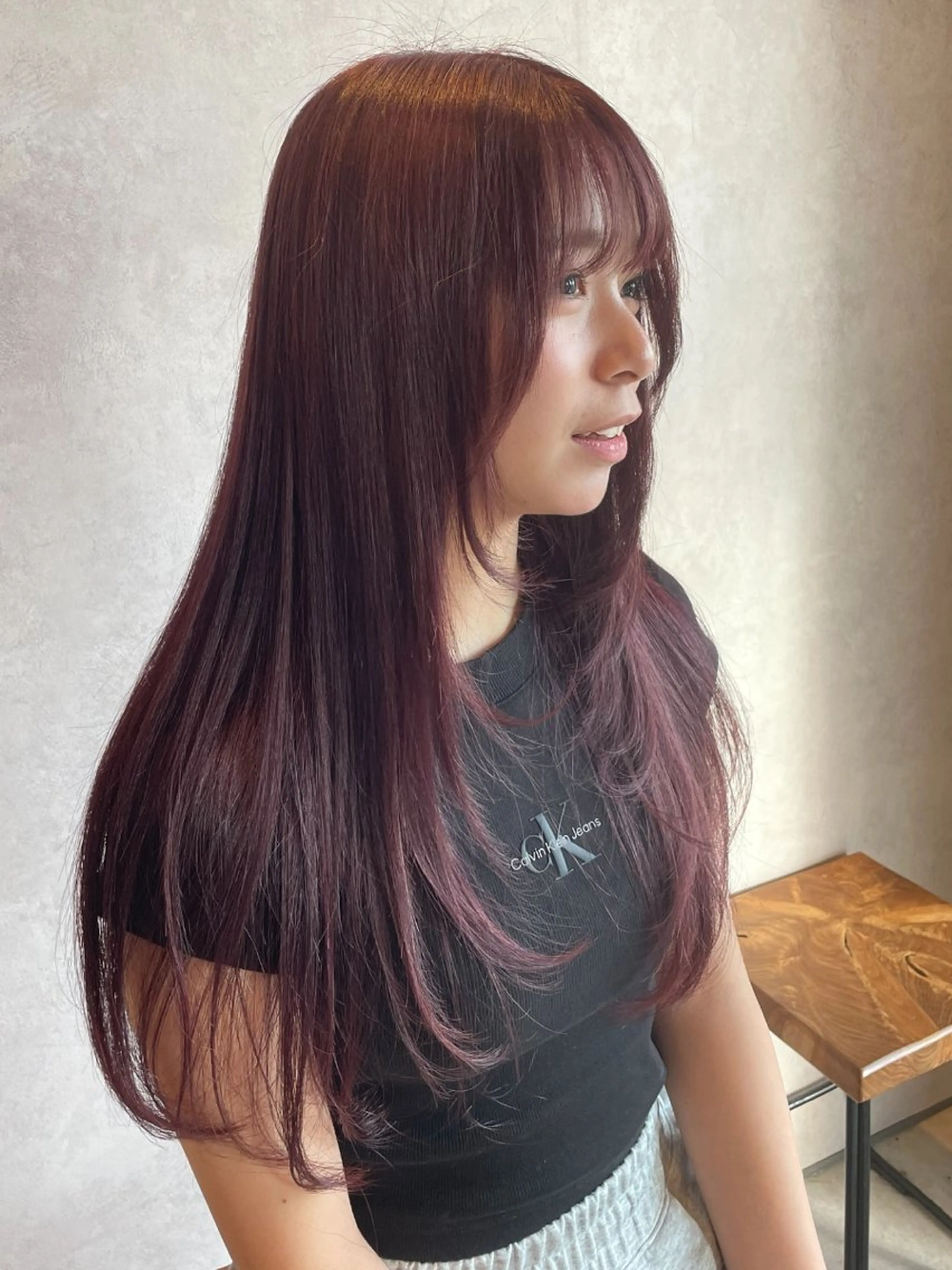 ロング カラー ブリーチ ボルドーカラー 透明感カラー レイヤーカット ヘアカラー トリートメント イトウ ミユのヘアスタイル