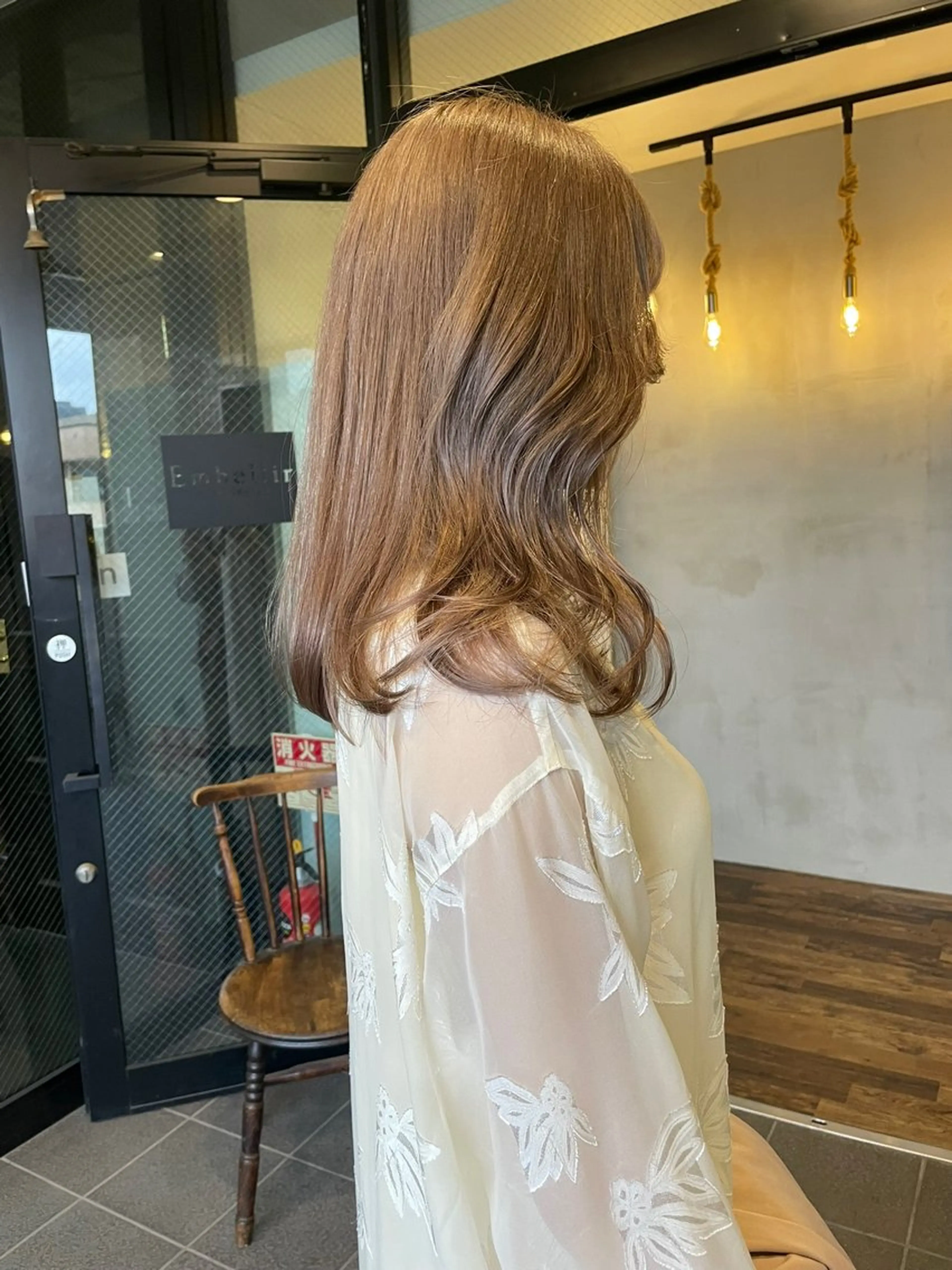 ミディアム カラー 赤みなしオリーブ ハイトーン×レイヤーのヘアスタイル