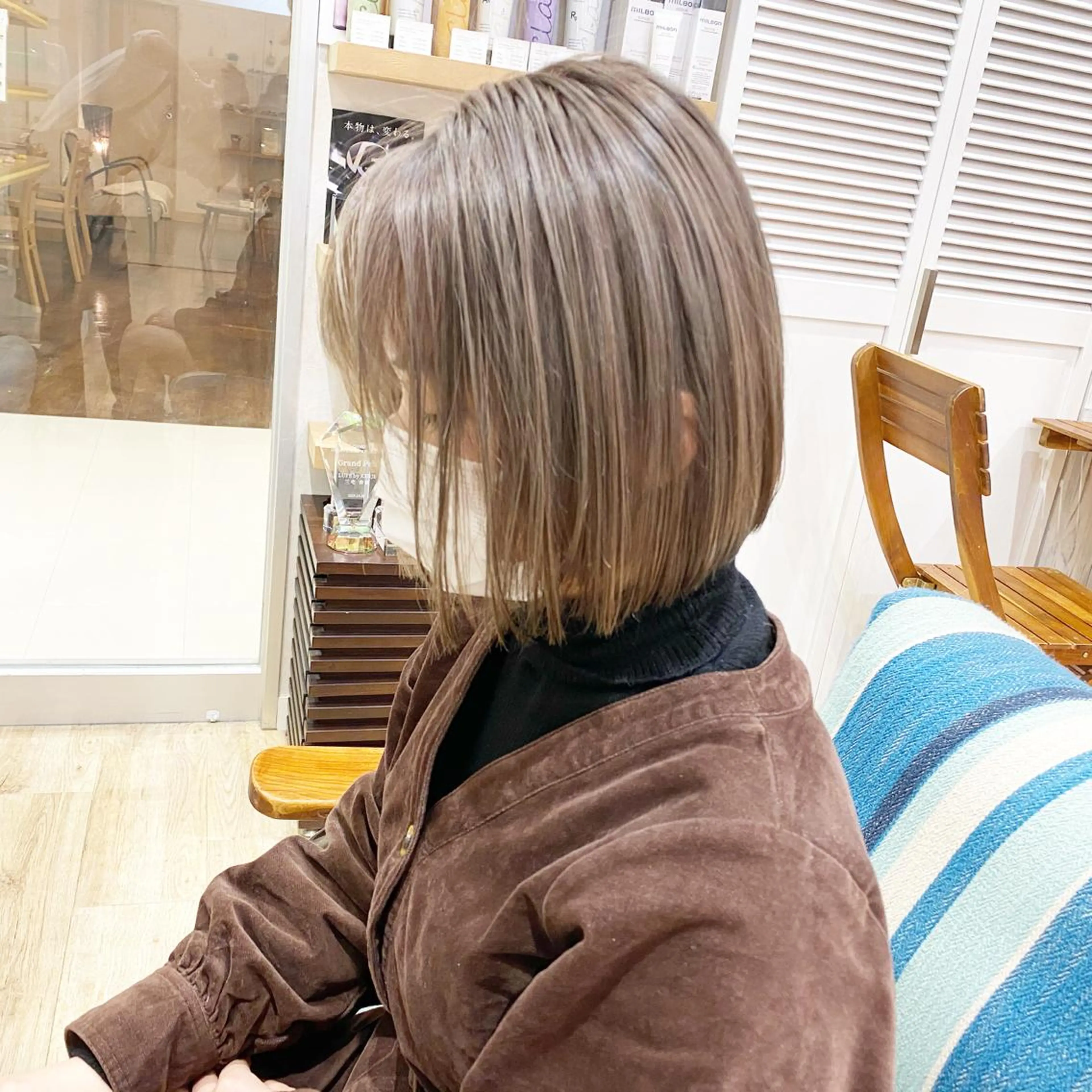 ショート カラー ブリーチ 透明感カラー グレージュ ヘアカラー トリートメント ブリーチカラーレイヤ ーカット🦋annaのヘアスタイル