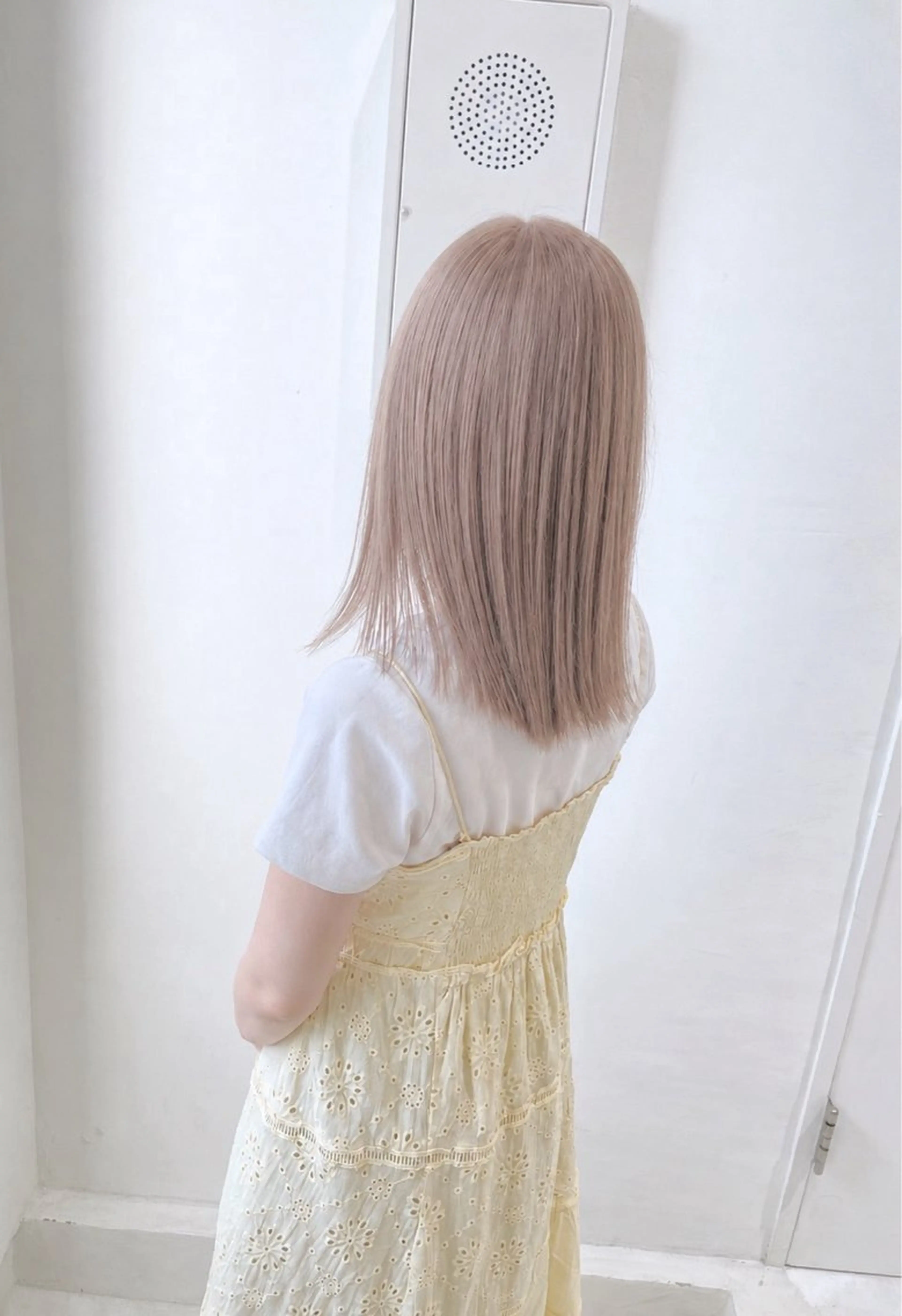 ミディアム カラー ベージュカラー ブリーチ ミルクティーベージュ 似合わせカット Muミュー/ブリーチ ハイトーン　Wカラーのヘアスタイル