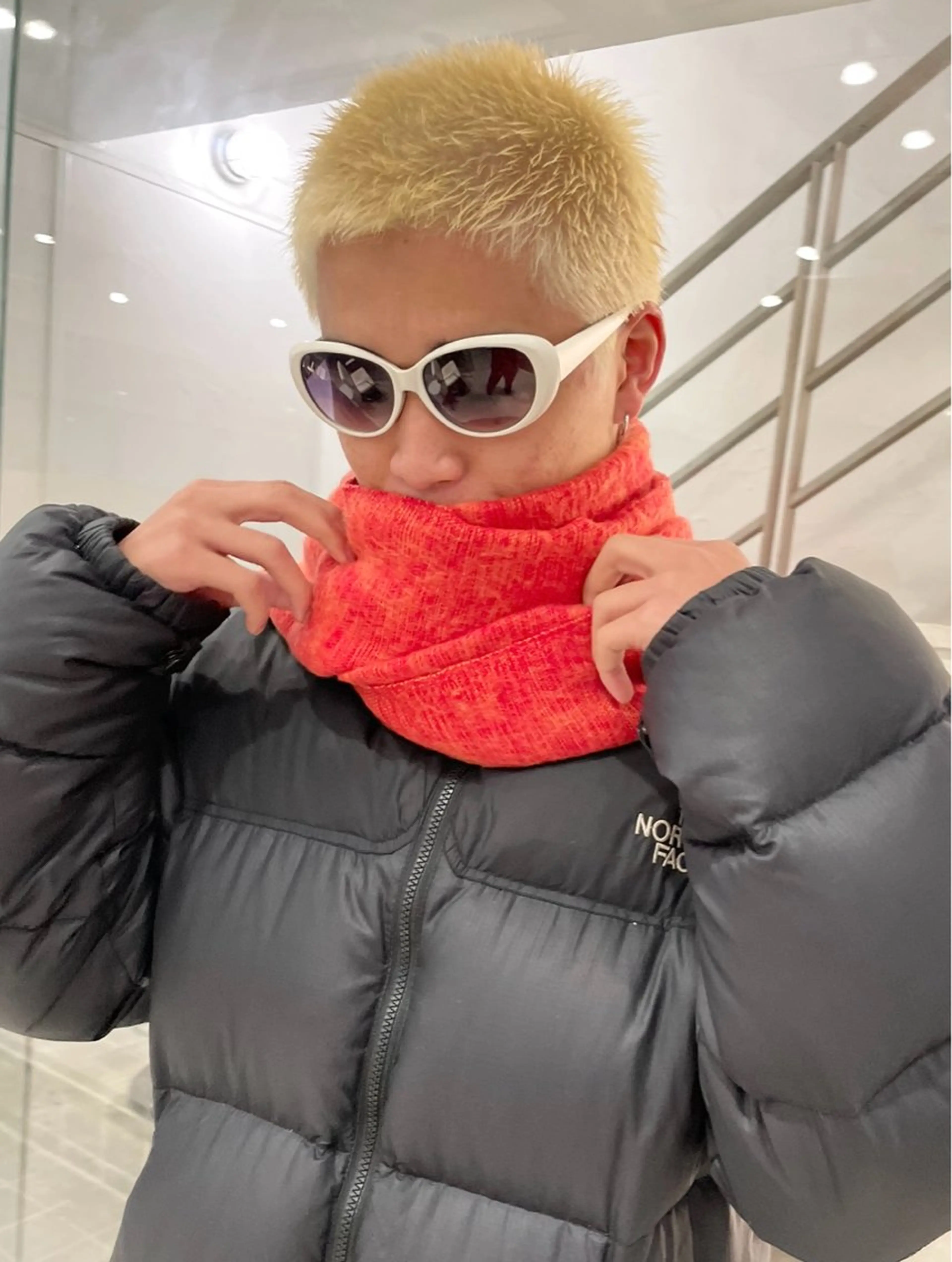 ショート カラー メンズ メンズブリーチ センターパート メンズハイライト メンズハイトーン メンズインナーカラー スパイラルパーマ 🌐hina⭐️のヘアスタイル