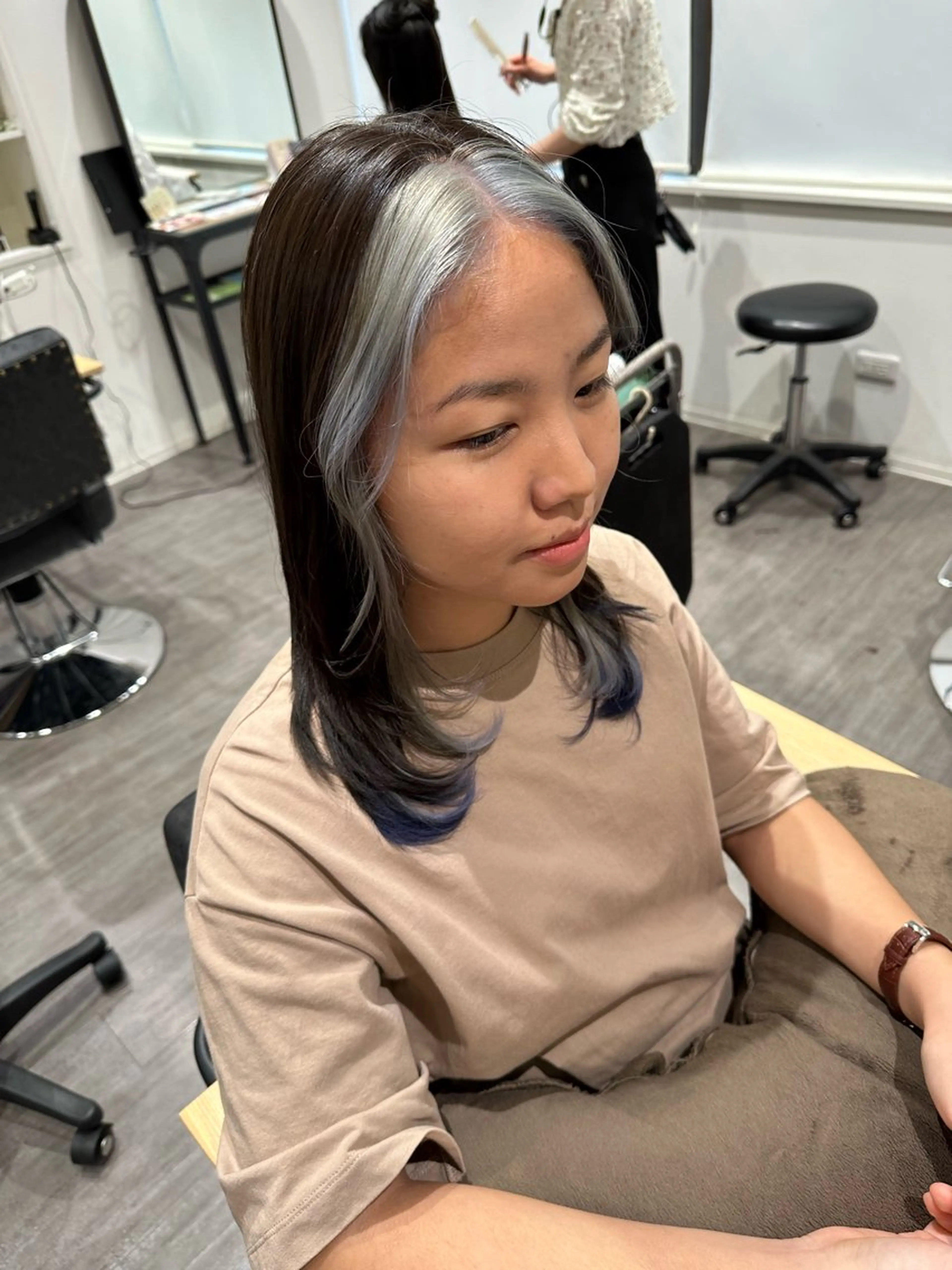 セミロング カラー ブリーチ ブルーカラー 艶髪レイヤー上田 紗也🇰🇷💗のヘアスタイル