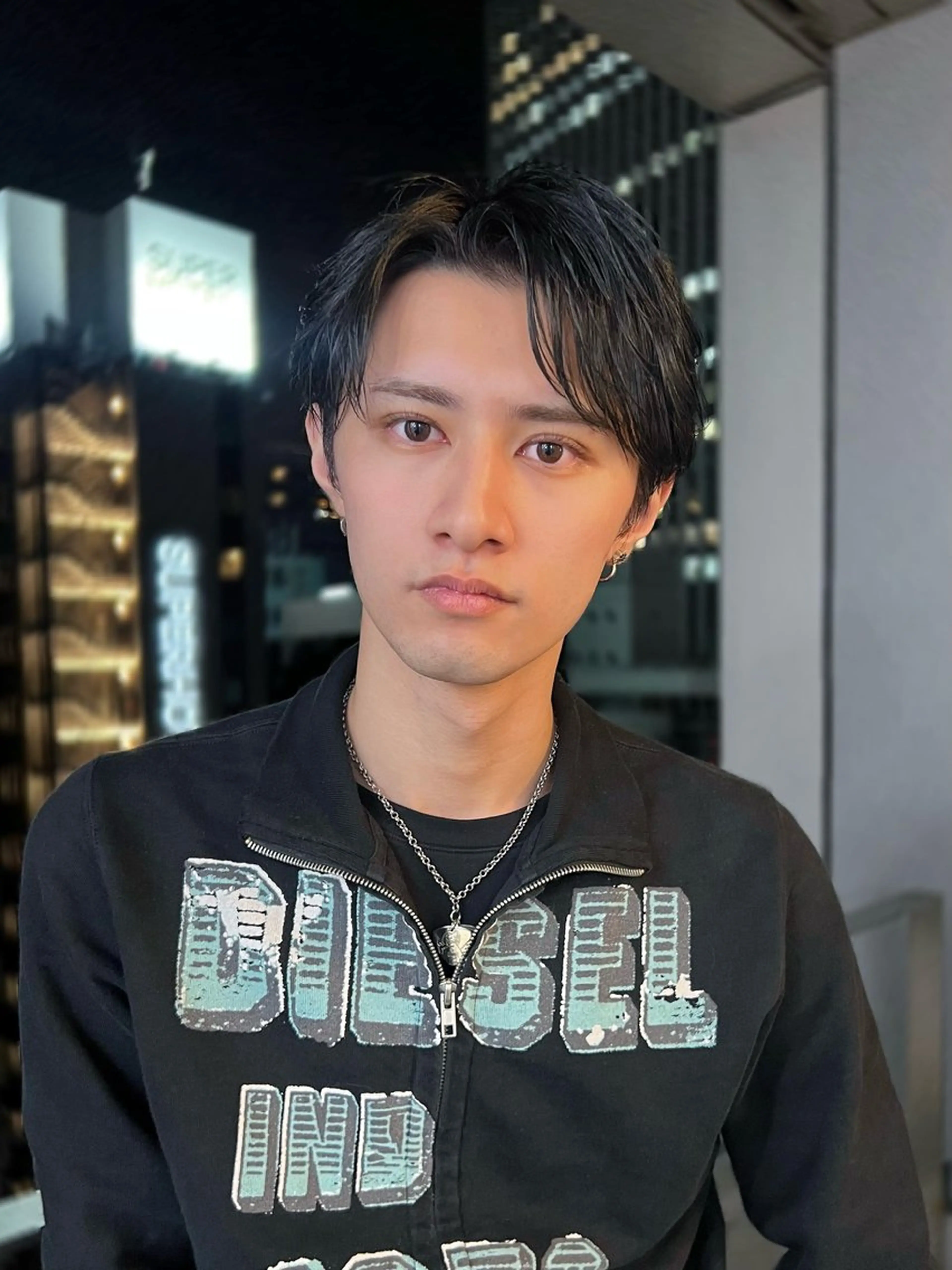 ショート パーマ メンズ メンズブリーチ センターパート フェザーパーマ メンズメッシュ メンズパーマ カット パーマ retouch by fifth銀座店所属・安藤幹人 メンズパーマのヘアスタイル