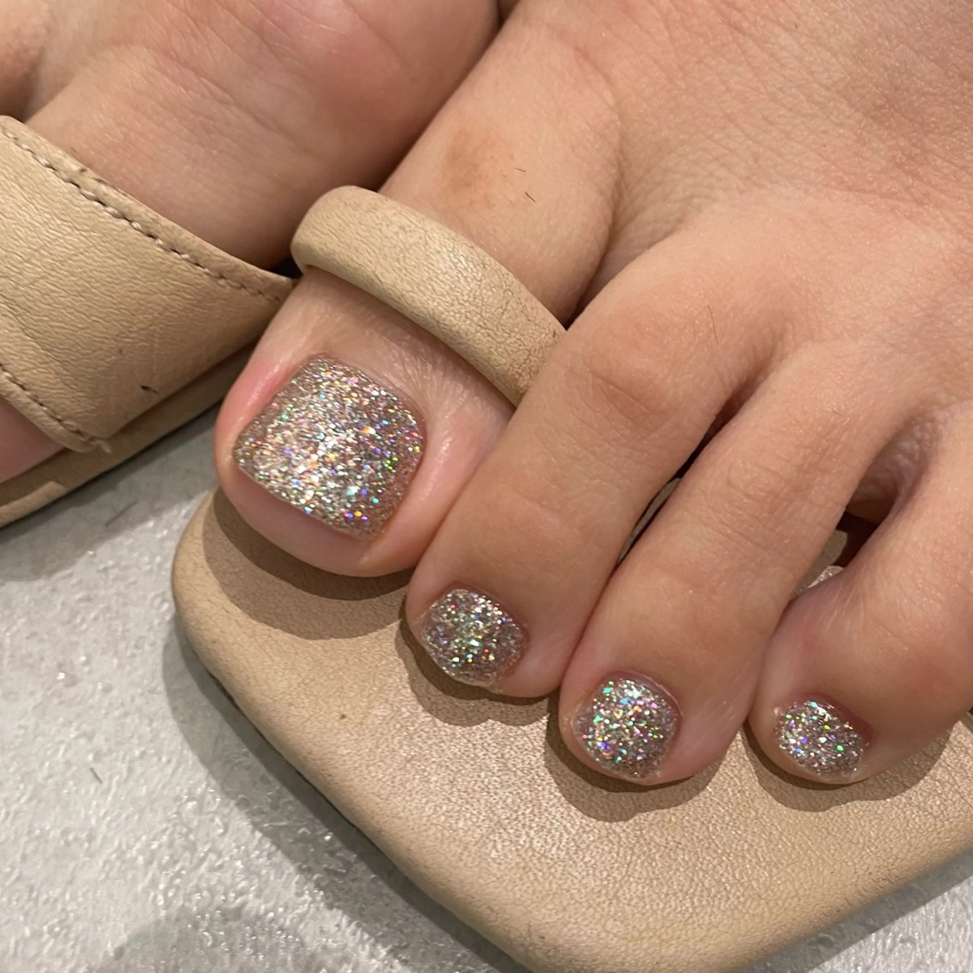 ネイル カジュアル フットネイル ラメ(グリッター) ニュアンスネイル ショートネイル 八潮市ショートネイル 🌼AKANEのネイルデザイン