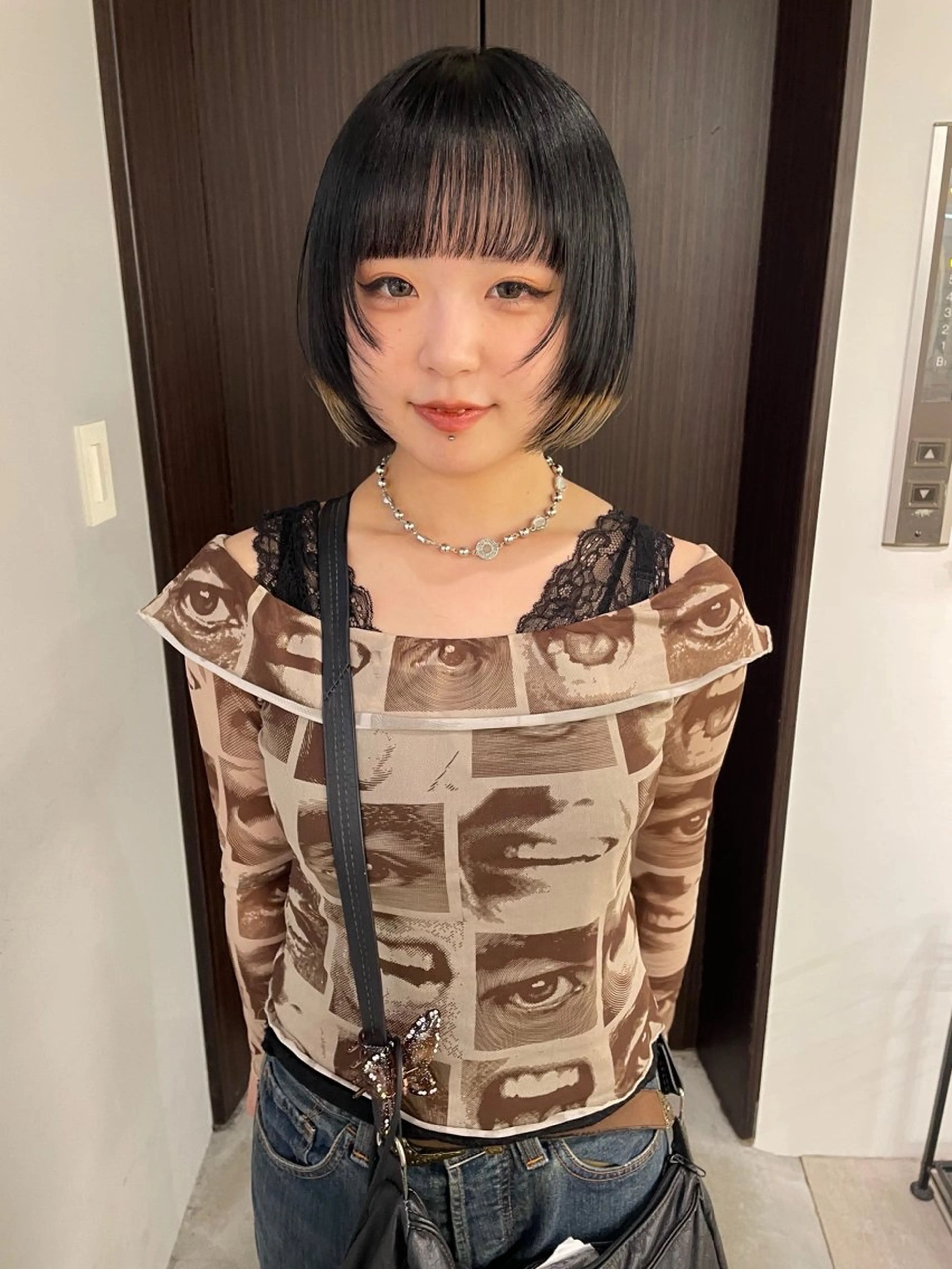 ショート カラー ボブレイヤー ブリーチ ケアブリーチ デザインカラー ダブルカラー カット ヘアカラー トリートメント MIU/ルーツカラー 顔まわりレイヤーのヘアスタイル