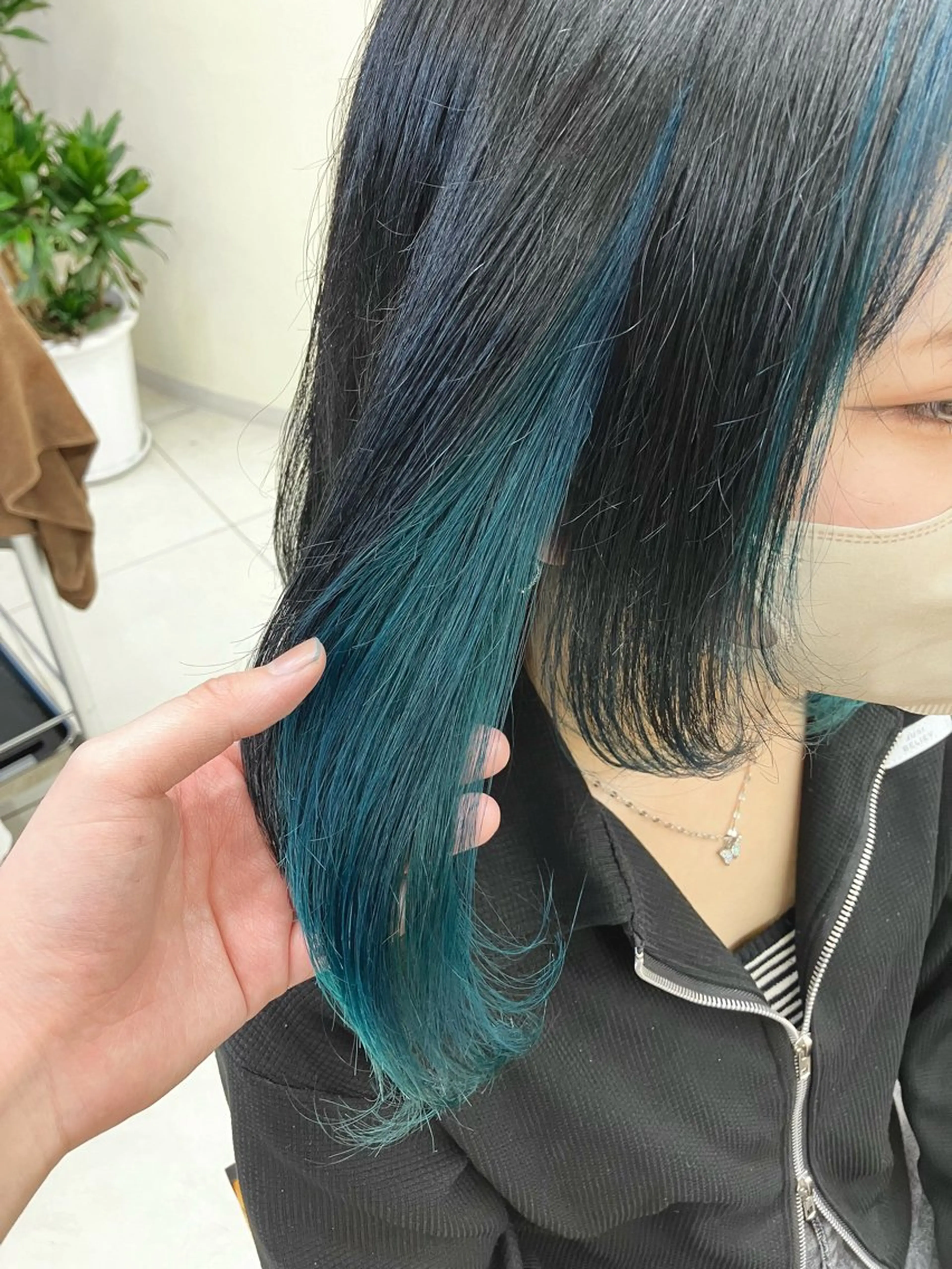 ミディアム カラー エメラルドグリーン 🦔Laulu 菅原綾乃のヘアスタイル