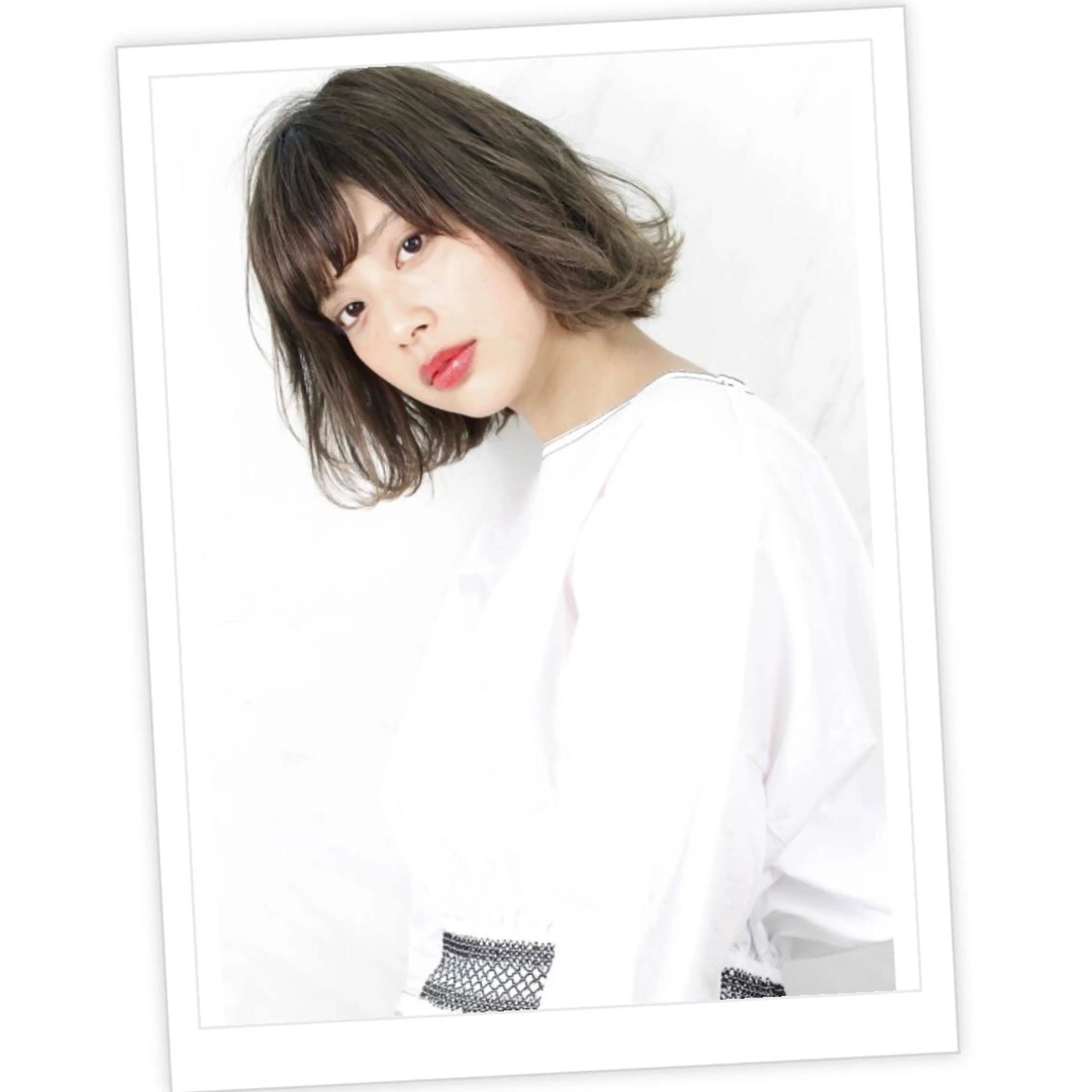 ショート カラー ブリーチ グレージュ ボブ 荒木 依莉亜のヘアスタイル