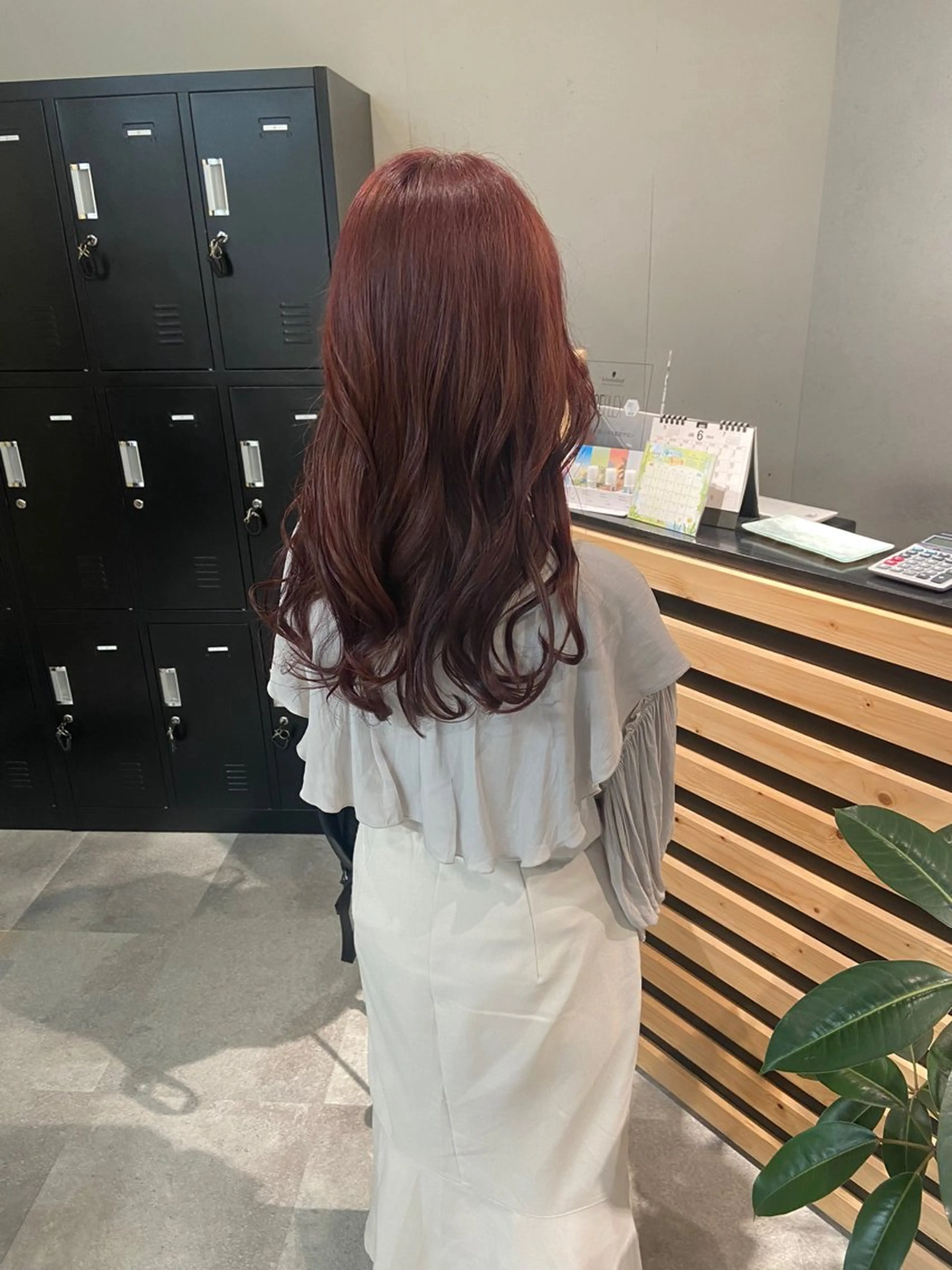 ミディアム カラー カシス ピンクカラー 韓国風ヘア カット ヘアカラー トリートメント ウルフカット レイヤーカット上柿のヘアスタイル