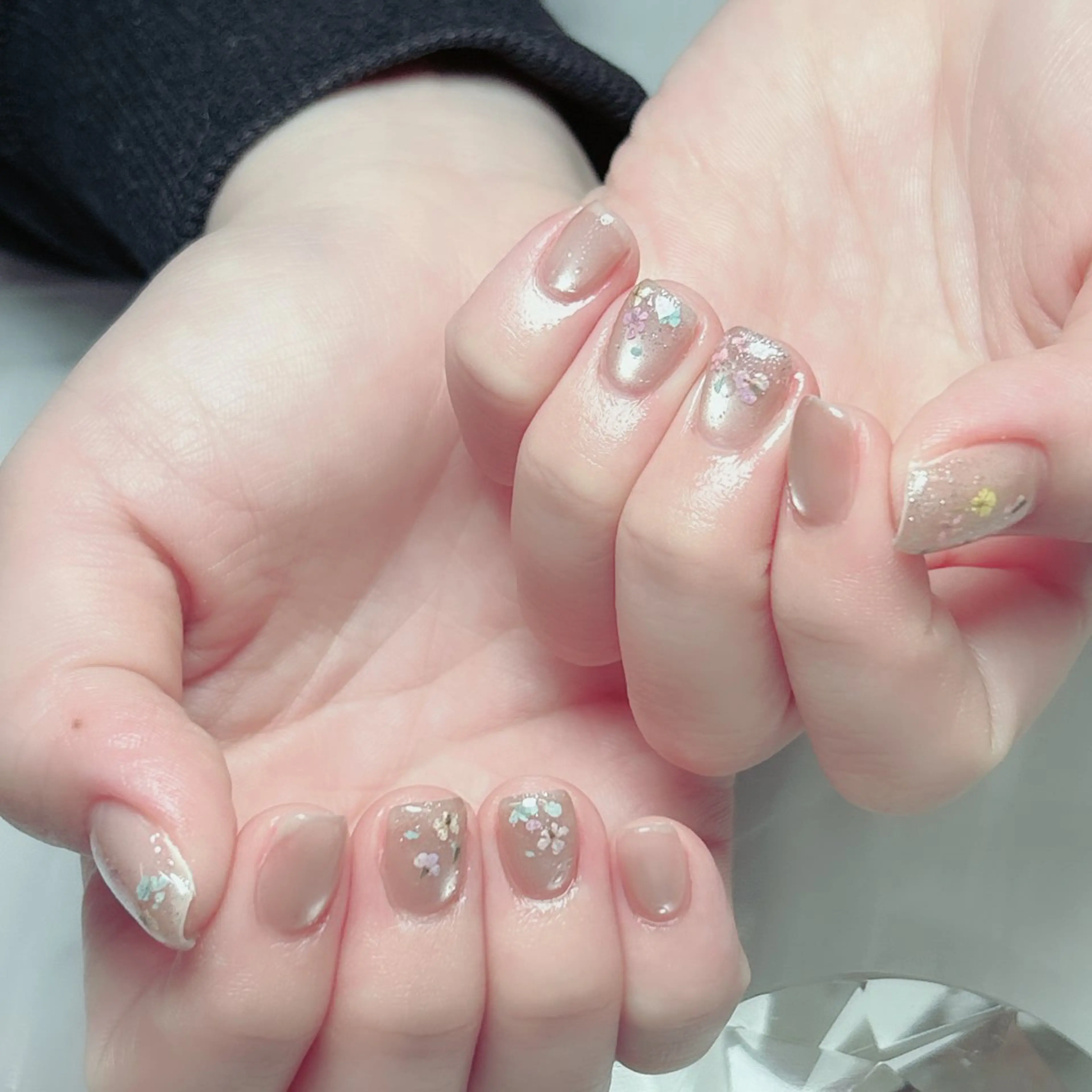 ネイル オーロラネイル フラワーネイル フレンチネイル キラキラネイル ラメ(グリッター) ハンドネイル Cute Tips nailのネイルデザイン