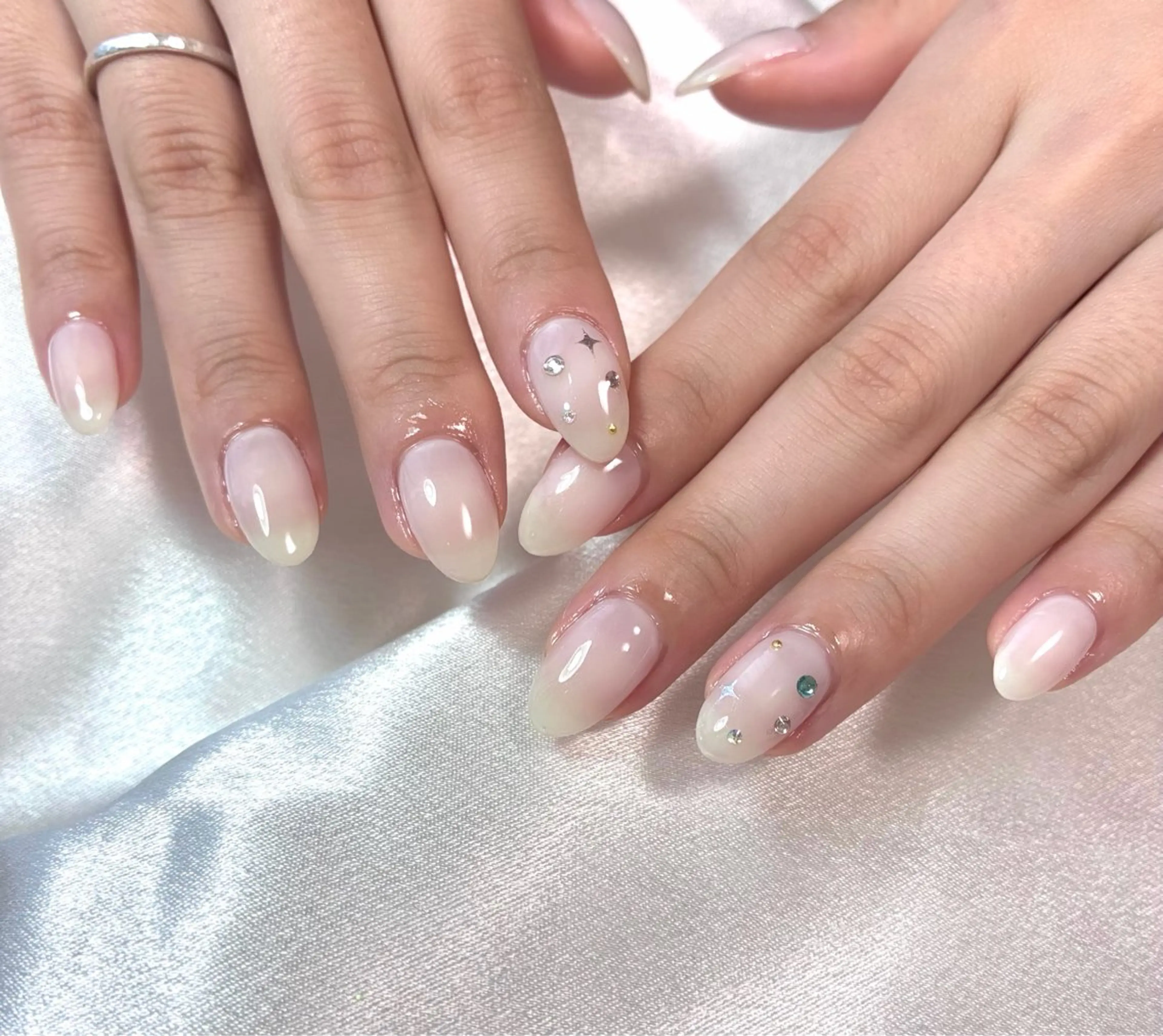 ネイル ストーンネイル フットネイル 伊藤 菜緒のネイルデザイン