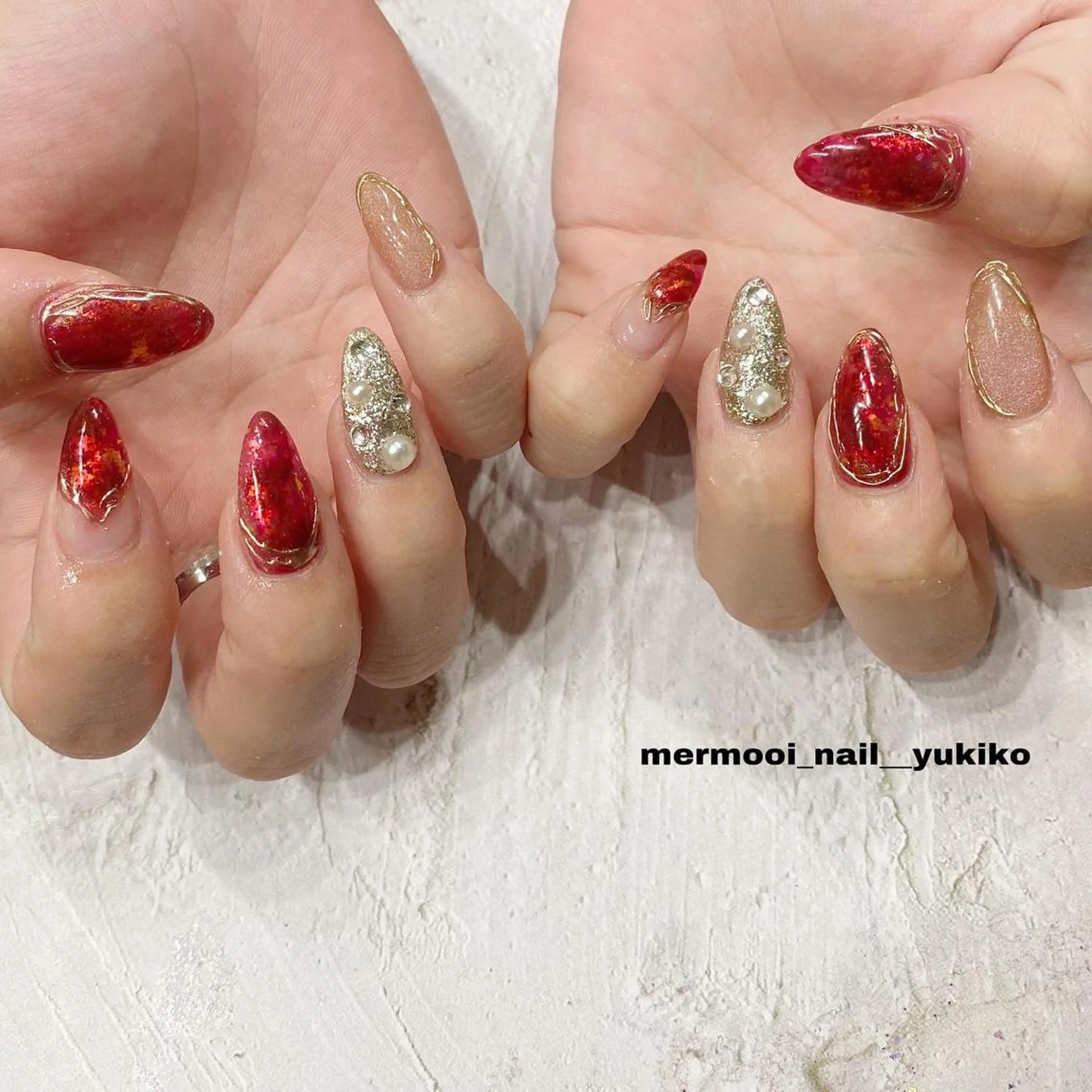 ネイル オーロラネイル 韓国ネイル マグネットネイル ミラーネイル 赤色 ハンドネイル melumooi nailのネイルデザイン