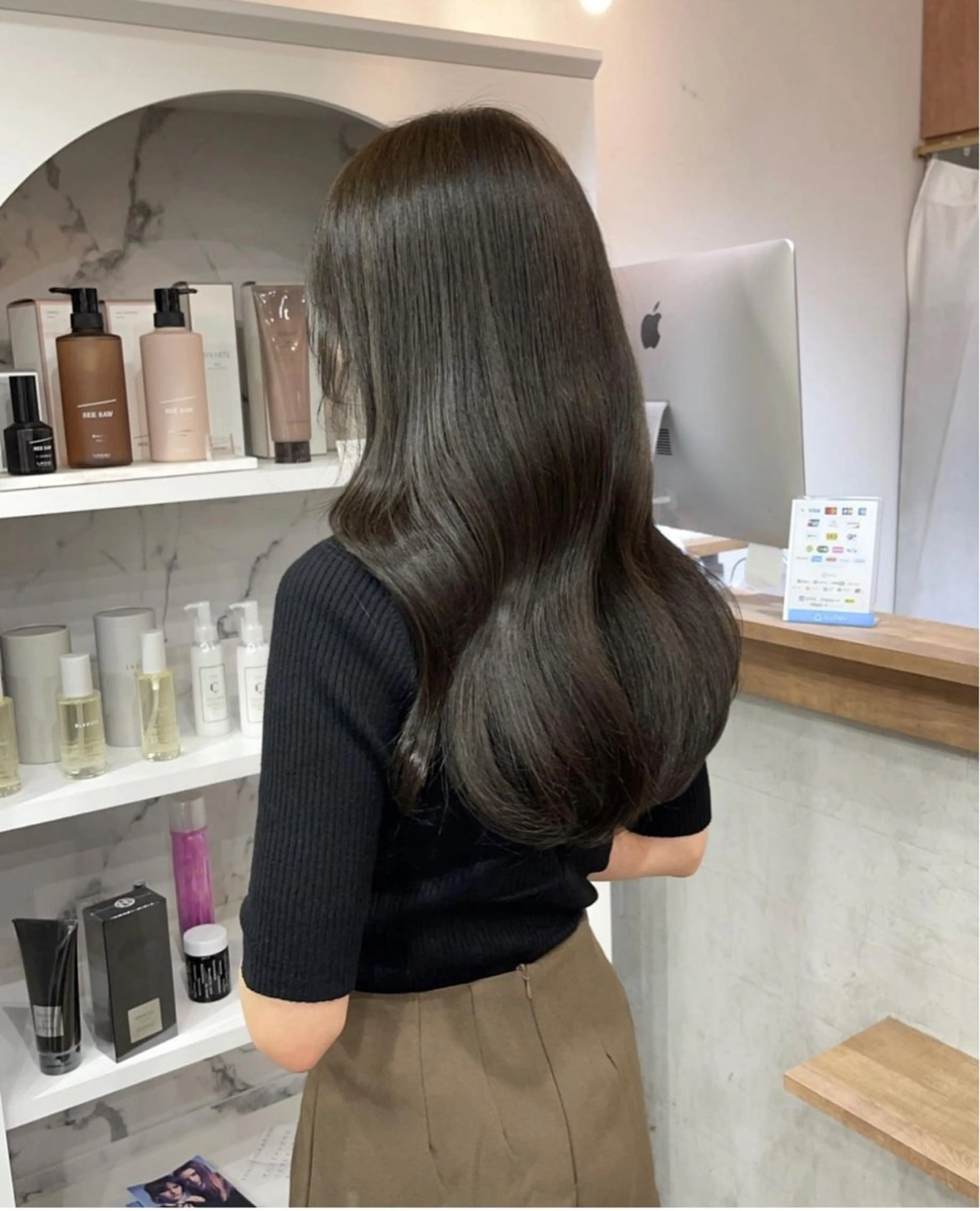 セミロング タマシロカリン 艶カラー/レイヤーのヘアスタイル