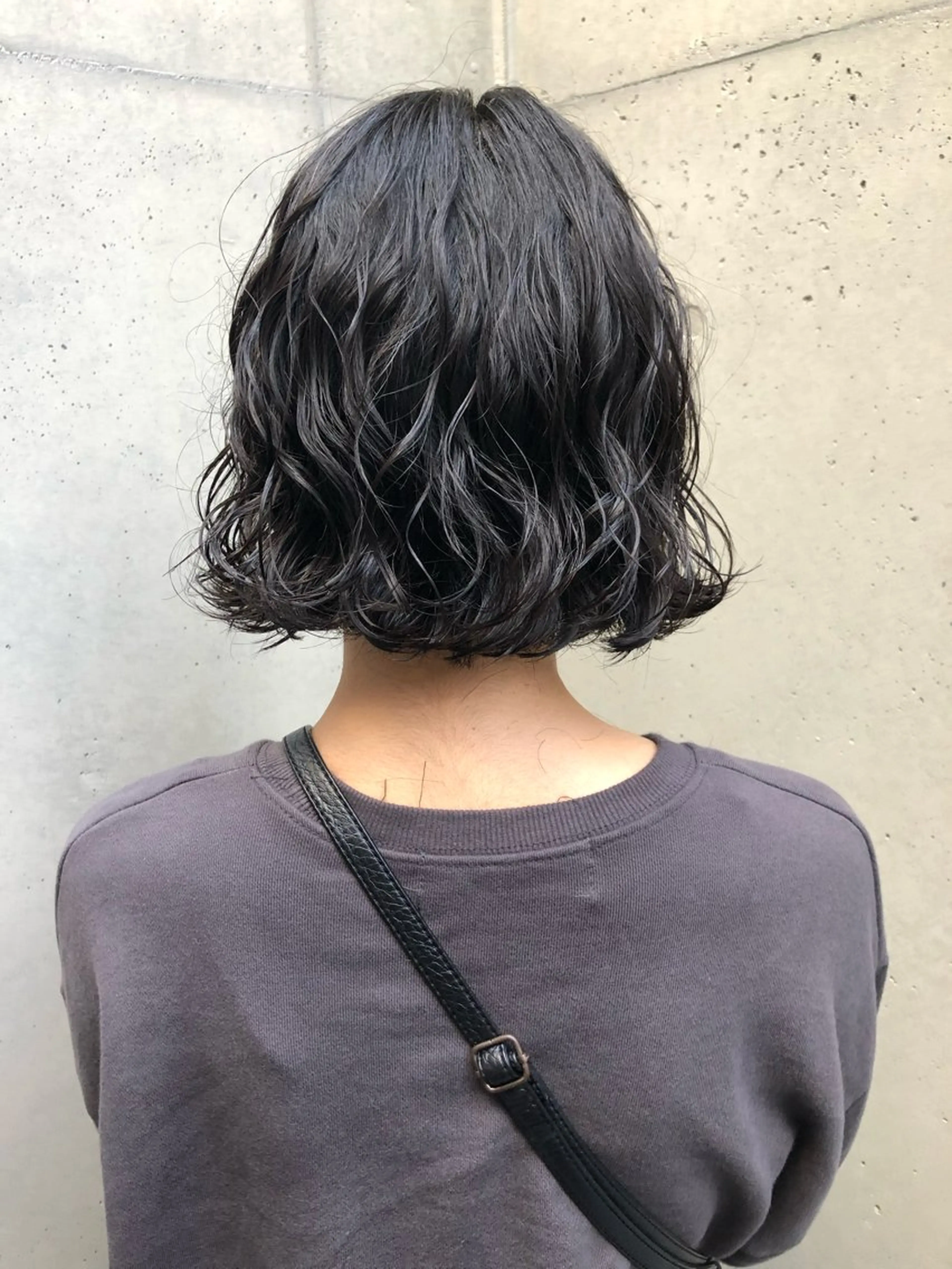 ミディアム パーマ 曲がる縮毛矯正 センターパートのヘアスタイル