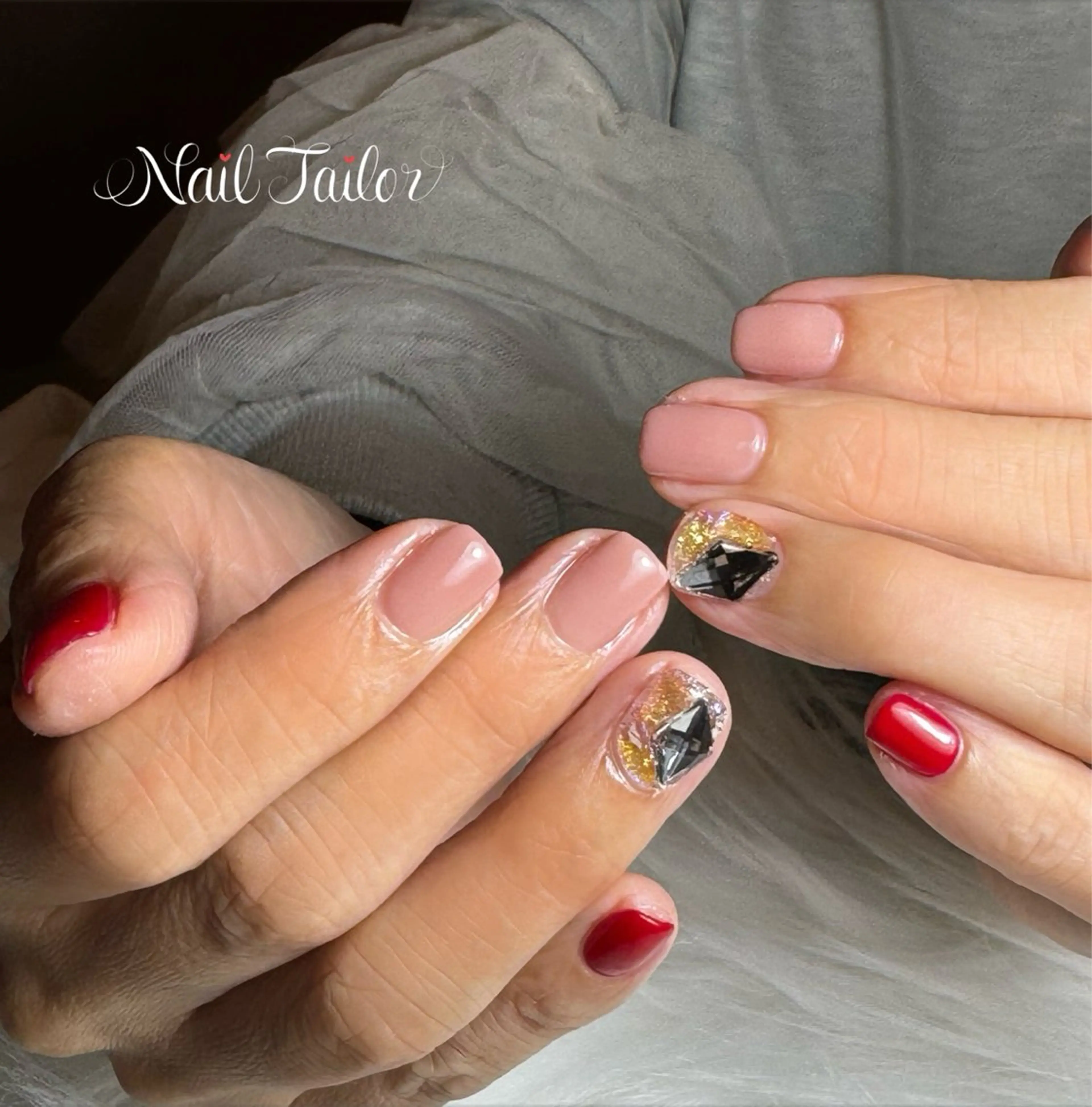 ネイル キラキラネイル ワンカラーネイル 赤色 ショートネイル スクエアネイル ハンドネイル NailTailor ネイルテイラーのネイルデザイン