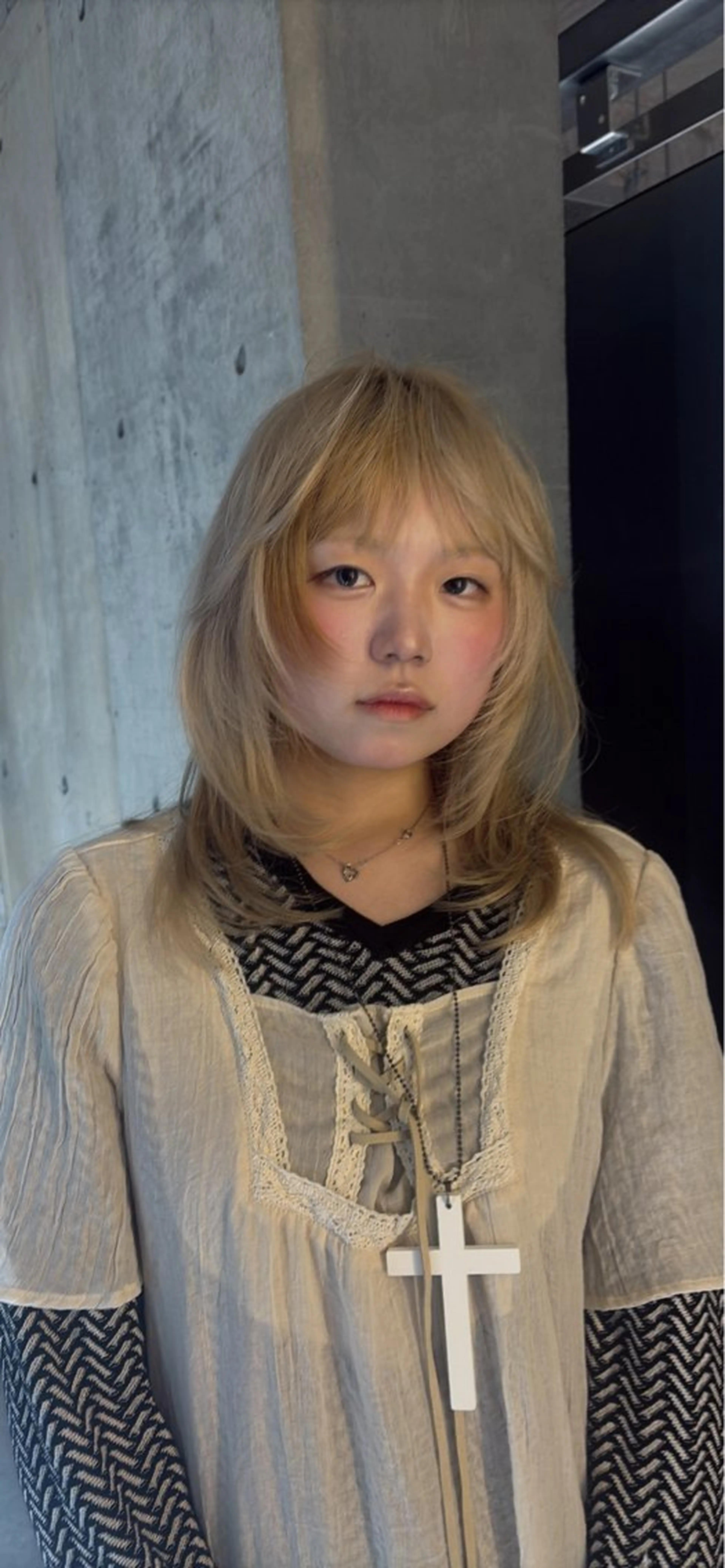 ミディアム レイヤーカット 浅見 文音のヘアスタイル