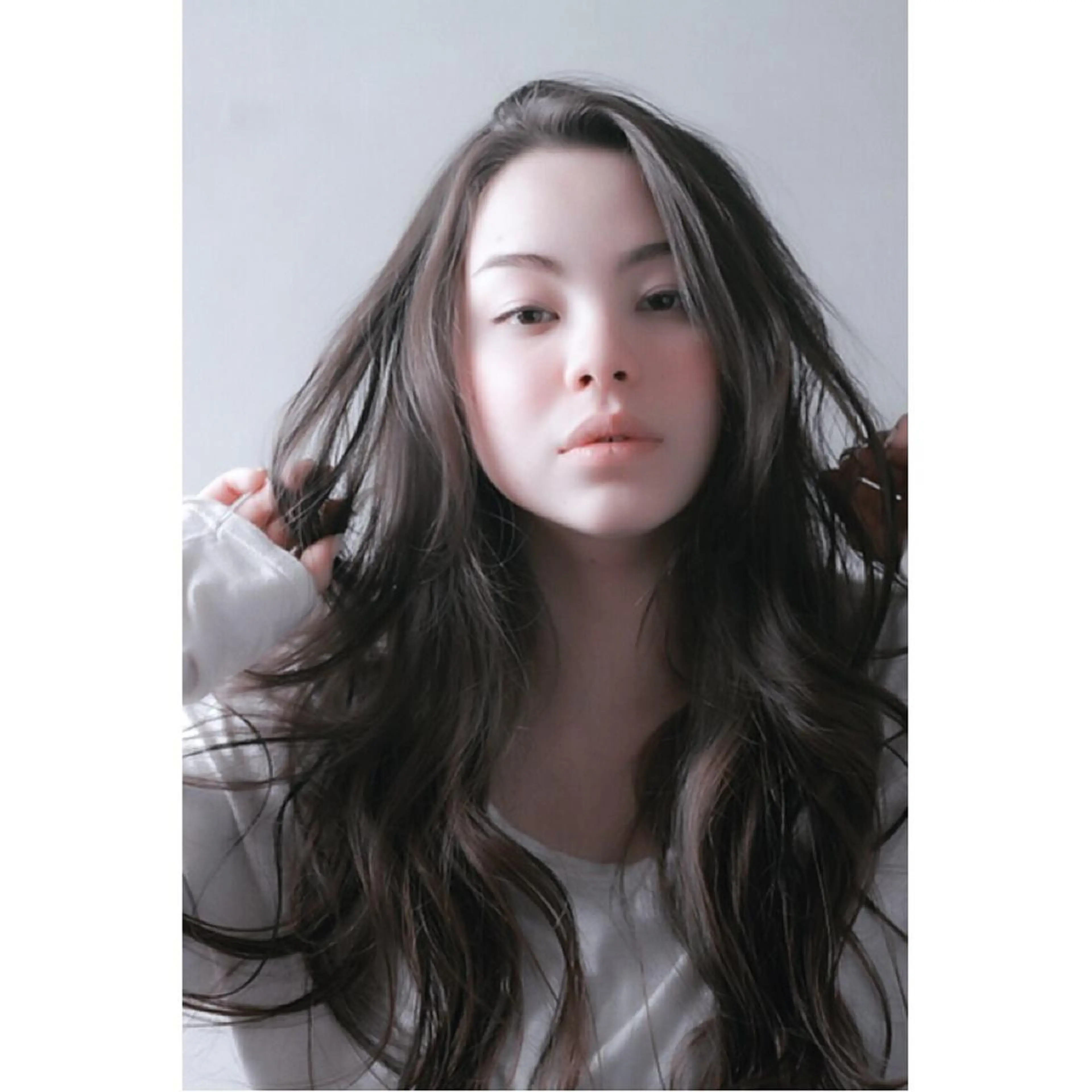 セミロング ロング カラー アッシュ ブリーチ ブリーチなしカラー レイヤーカット ロング 川間 将彦のヘアスタイル