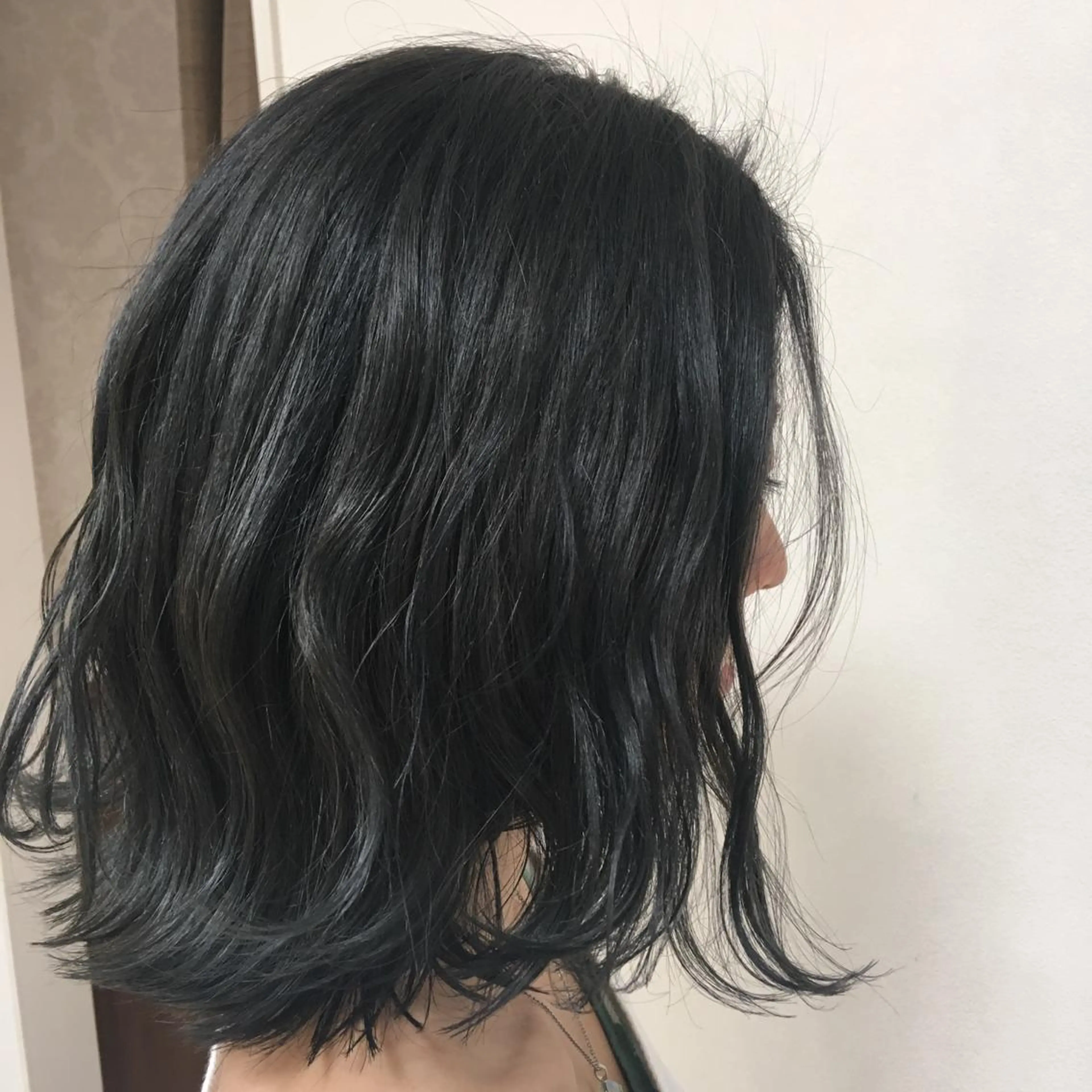 ミディアム カラー ヘアアレンジ ブリーチ ブルーカラー ブルーグレー 透明感カラー ヘアカラー トリートメント 【Sweep】おじま のぞみのヘアスタイル