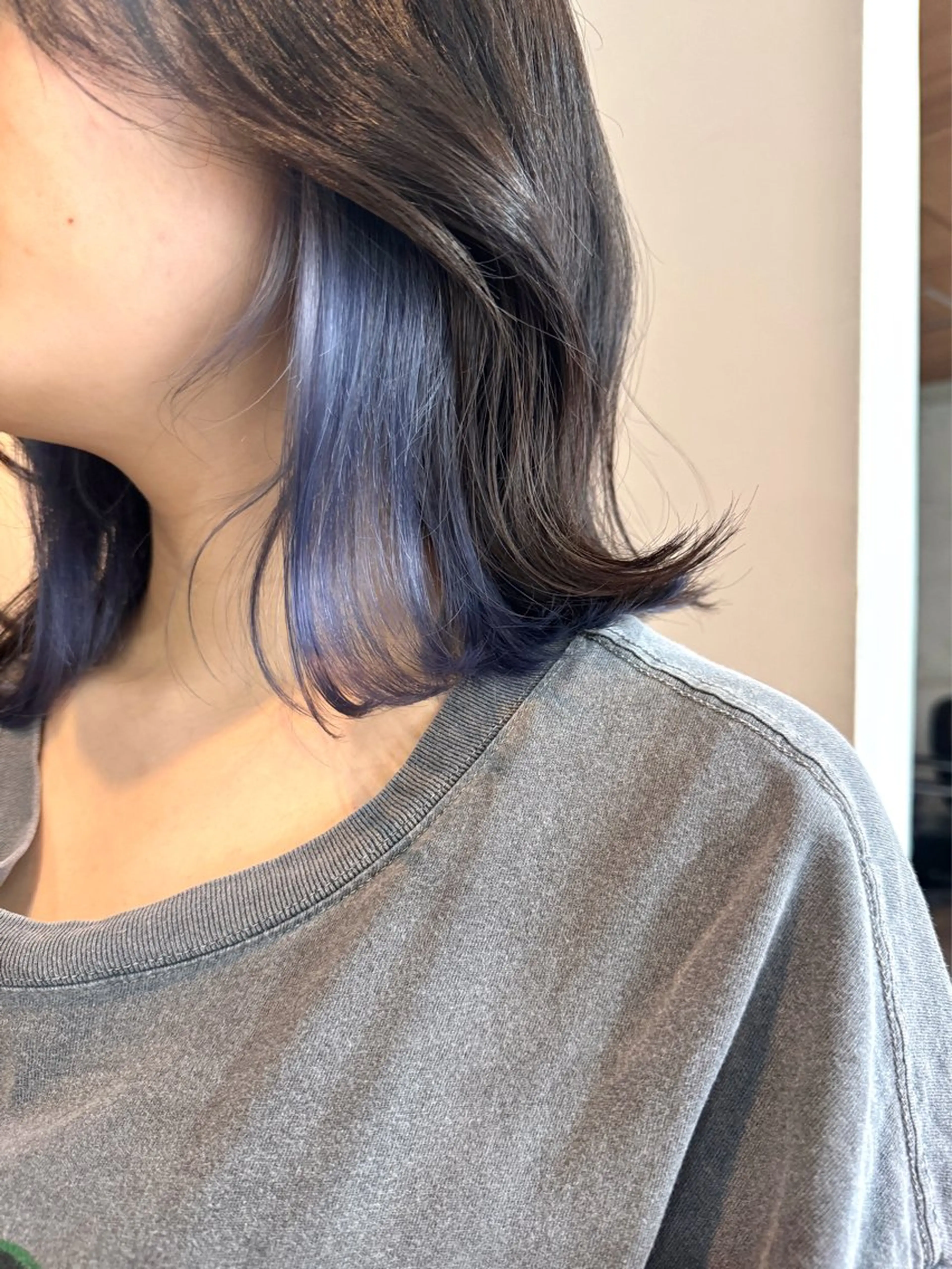 ミディアム カラー ブルーカラー ブルーラベンダー ラベンダーカラー ヘアカラー 切りっぱなしボブ/ ブリーチカラー/大塚のヘアスタイル