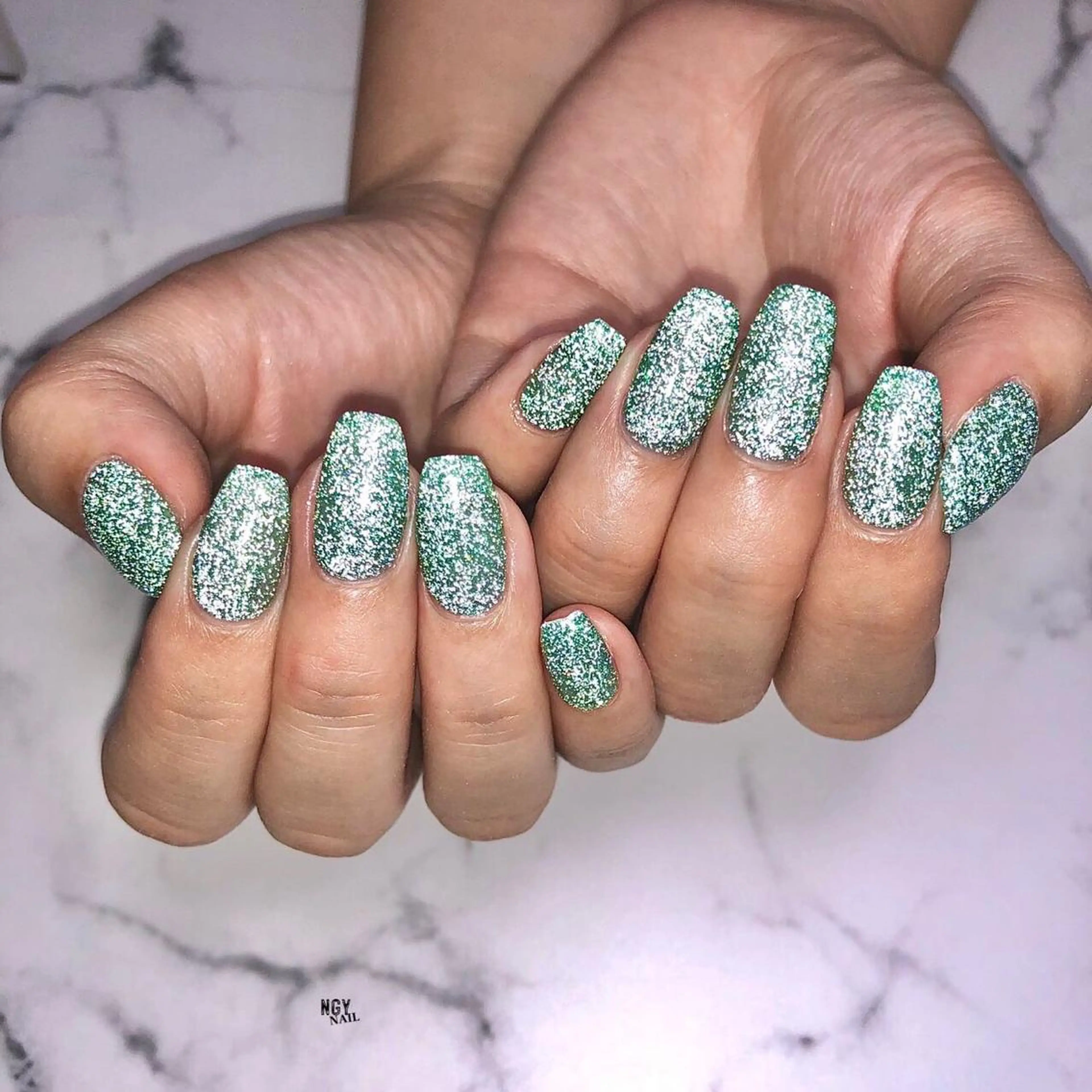 ネイル フラッシュネイル ジェルネイル グリーン キラキラネイル 韓国ネイル ハンドネイル NAIL NOWのネイルデザイン