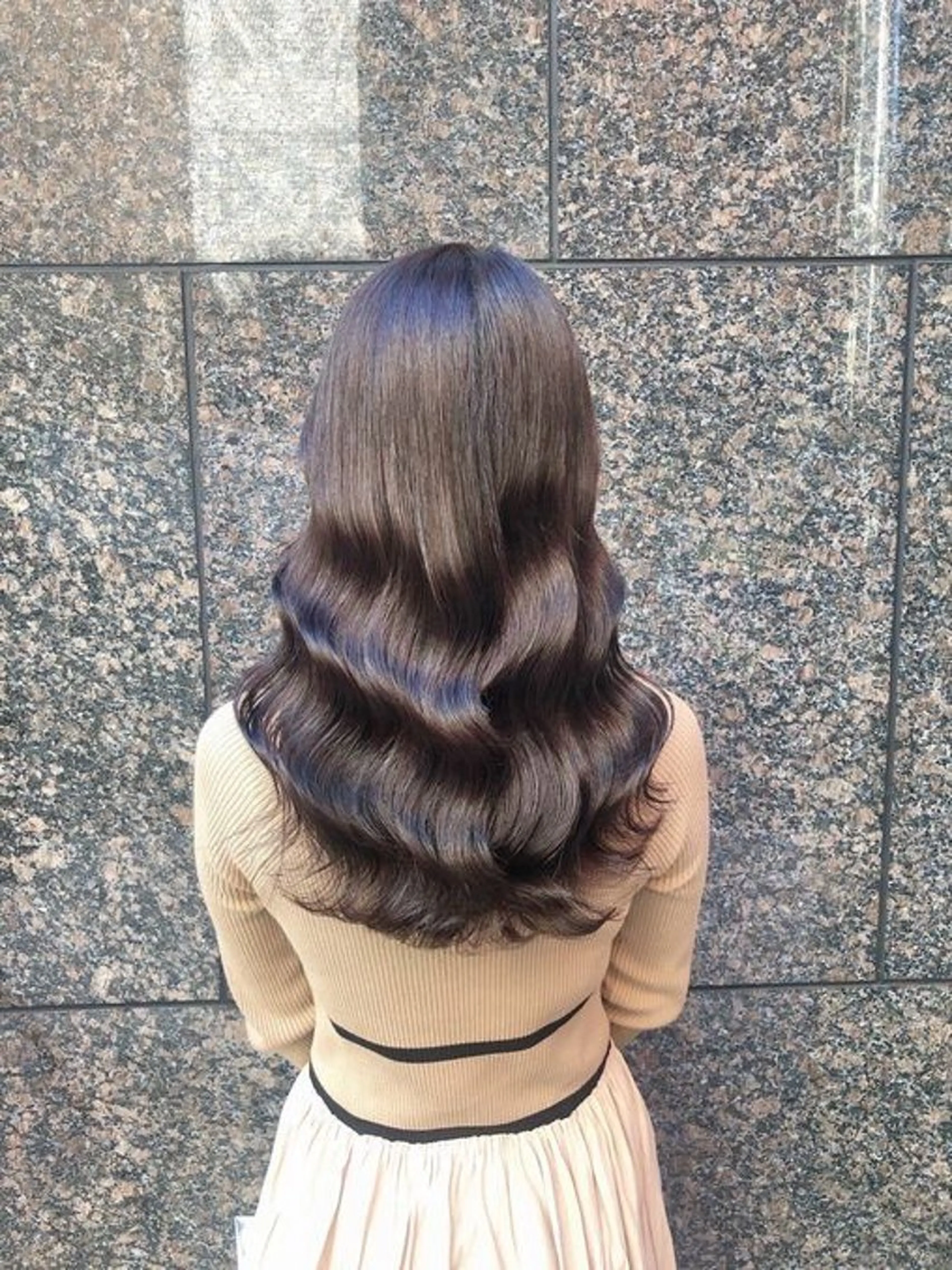 ロング パーマ 曲がる縮毛矯正 センターパートのヘアスタイル