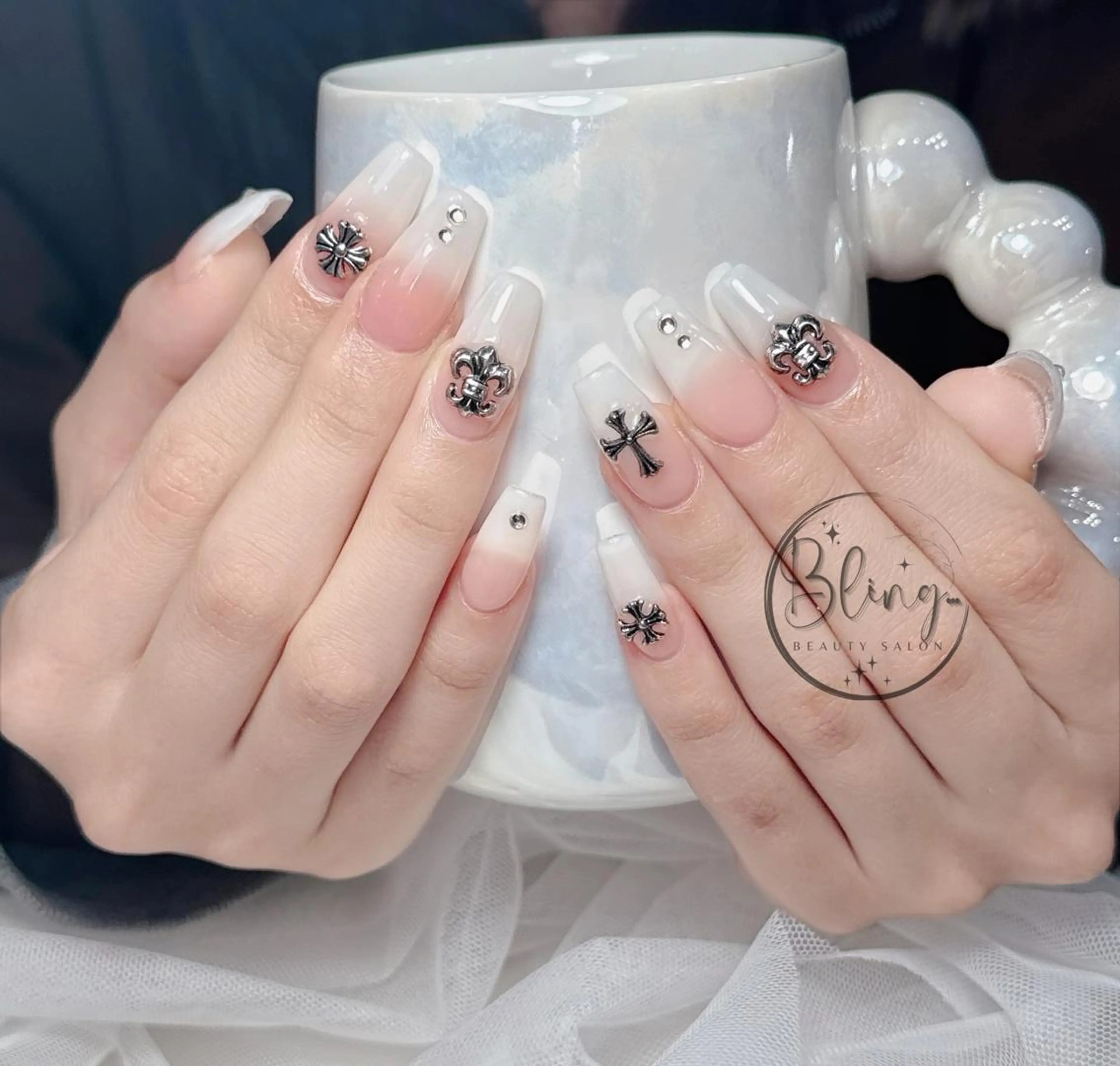 ロング カラー ベージュカラー グラデーションカラー ピンクカラー 韓国風ヘア ハンドネイル Bling Salonのネイルデザイン