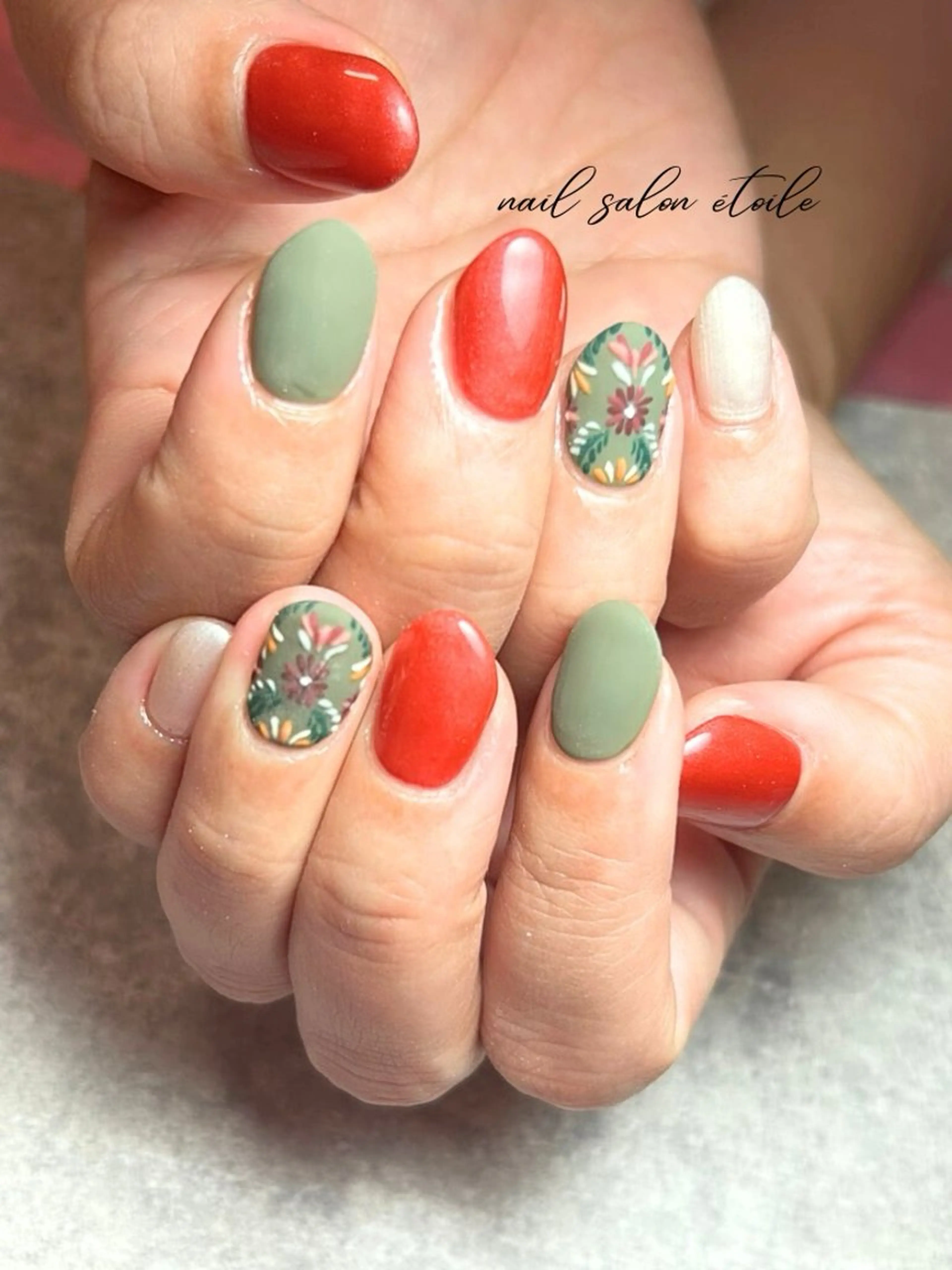 ネイル アートネイル フラワーネイル グリーン 赤色 ハンドネイル nail salon étoileのネイルデザイン