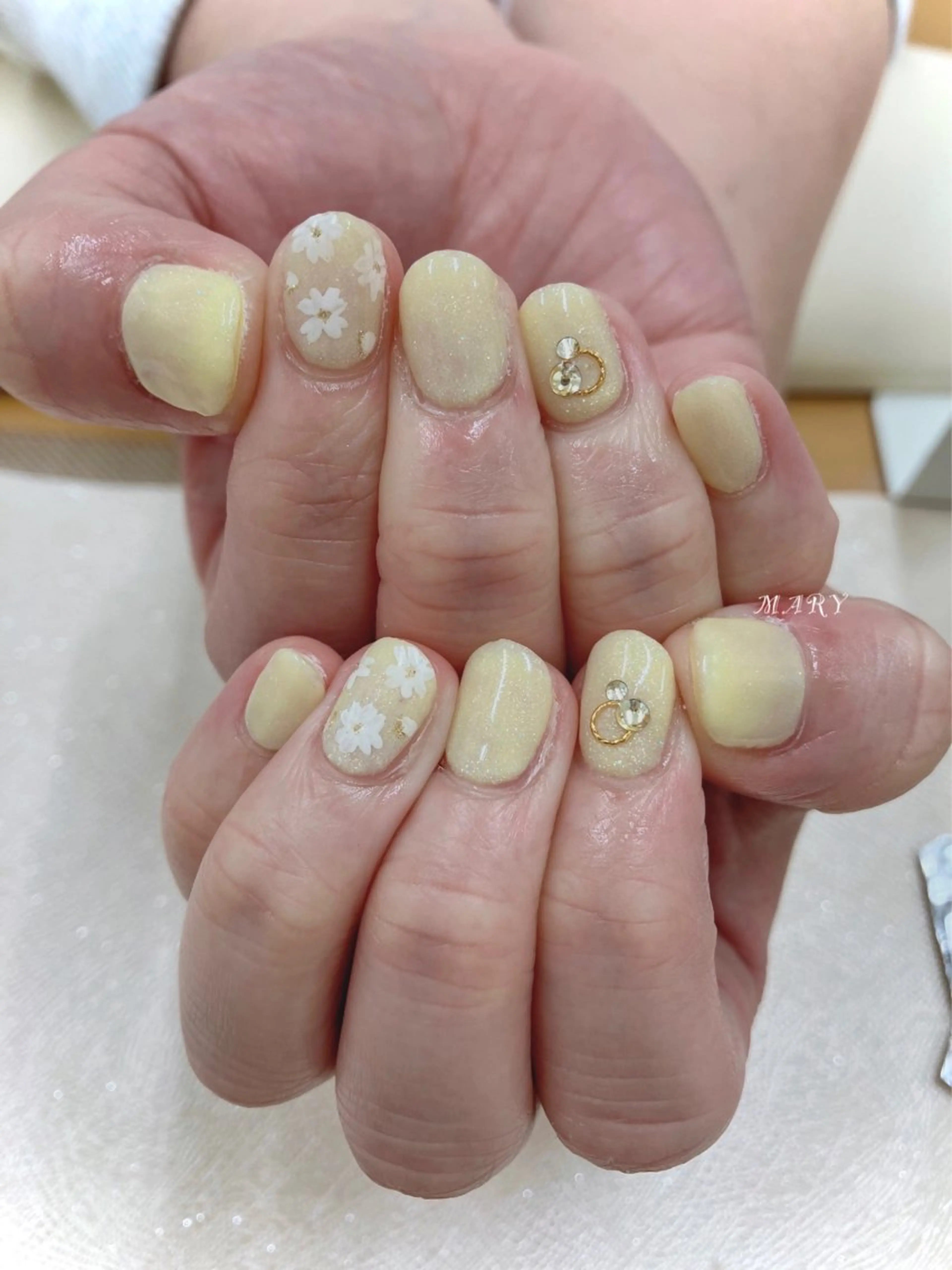 ネイル フラワーネイル ニュアンスネイル ワンカラーネイル 春ネイル 黄色 Mary nail .narumiのネイルデザイン