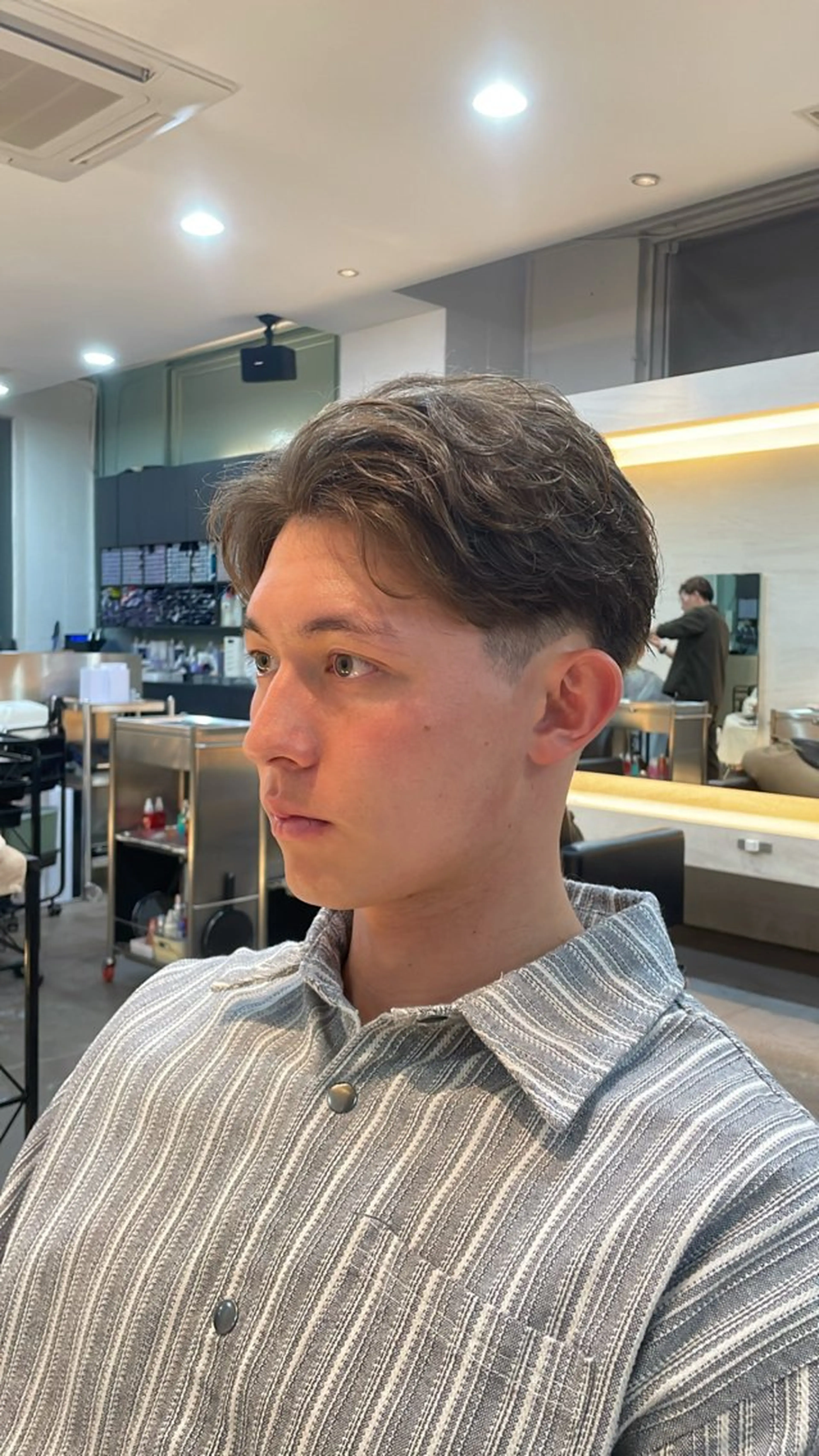 メンズ フェードカット 刈り上げ 磯崎 新のヘアスタイル