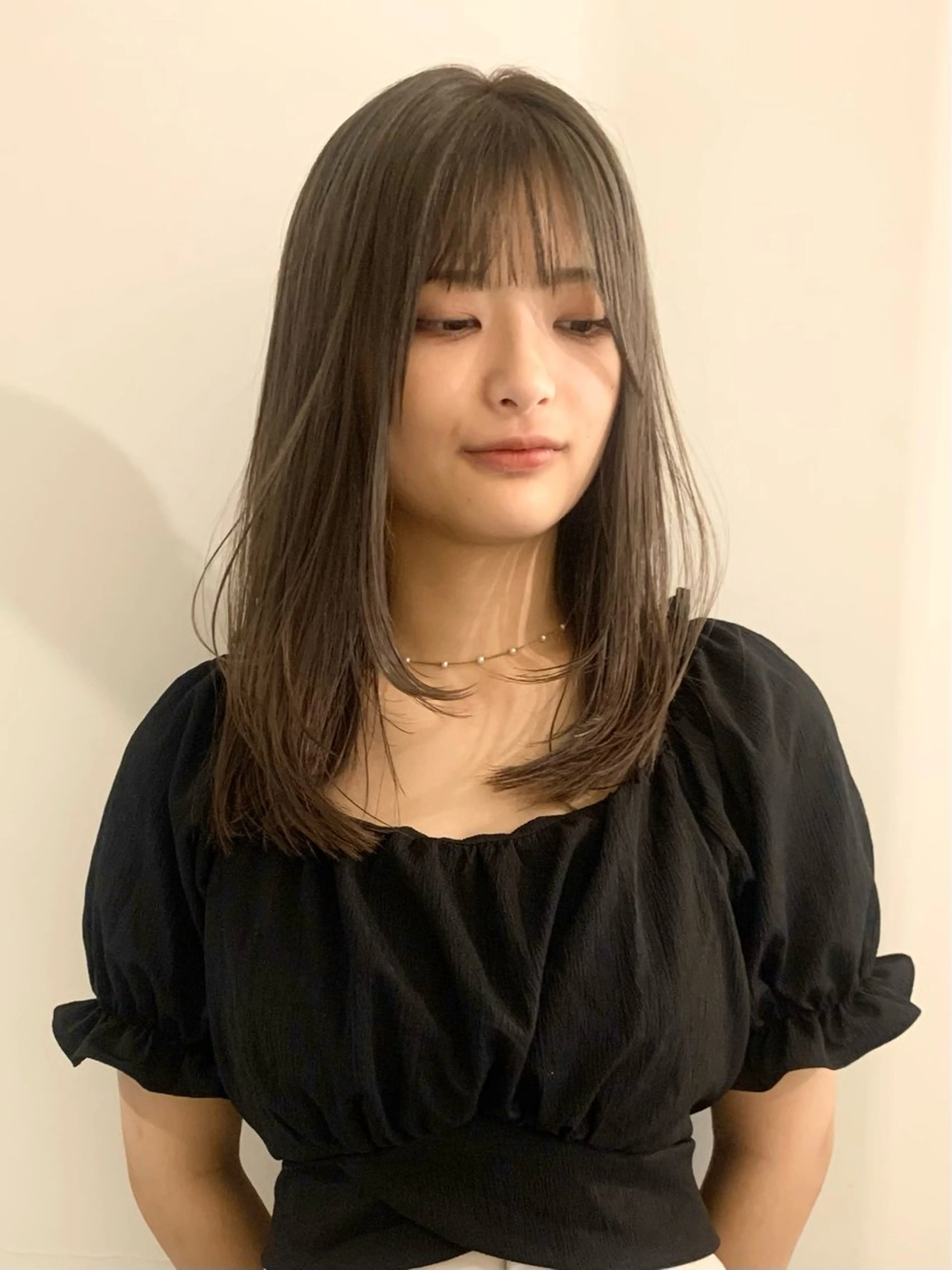 ミディアム カラー ブリーチ グレージュ オリーブグレージュ オリーブグレー レイヤーカット カット ヘアカラー 落合希 Olivebeigeのヘアスタイル