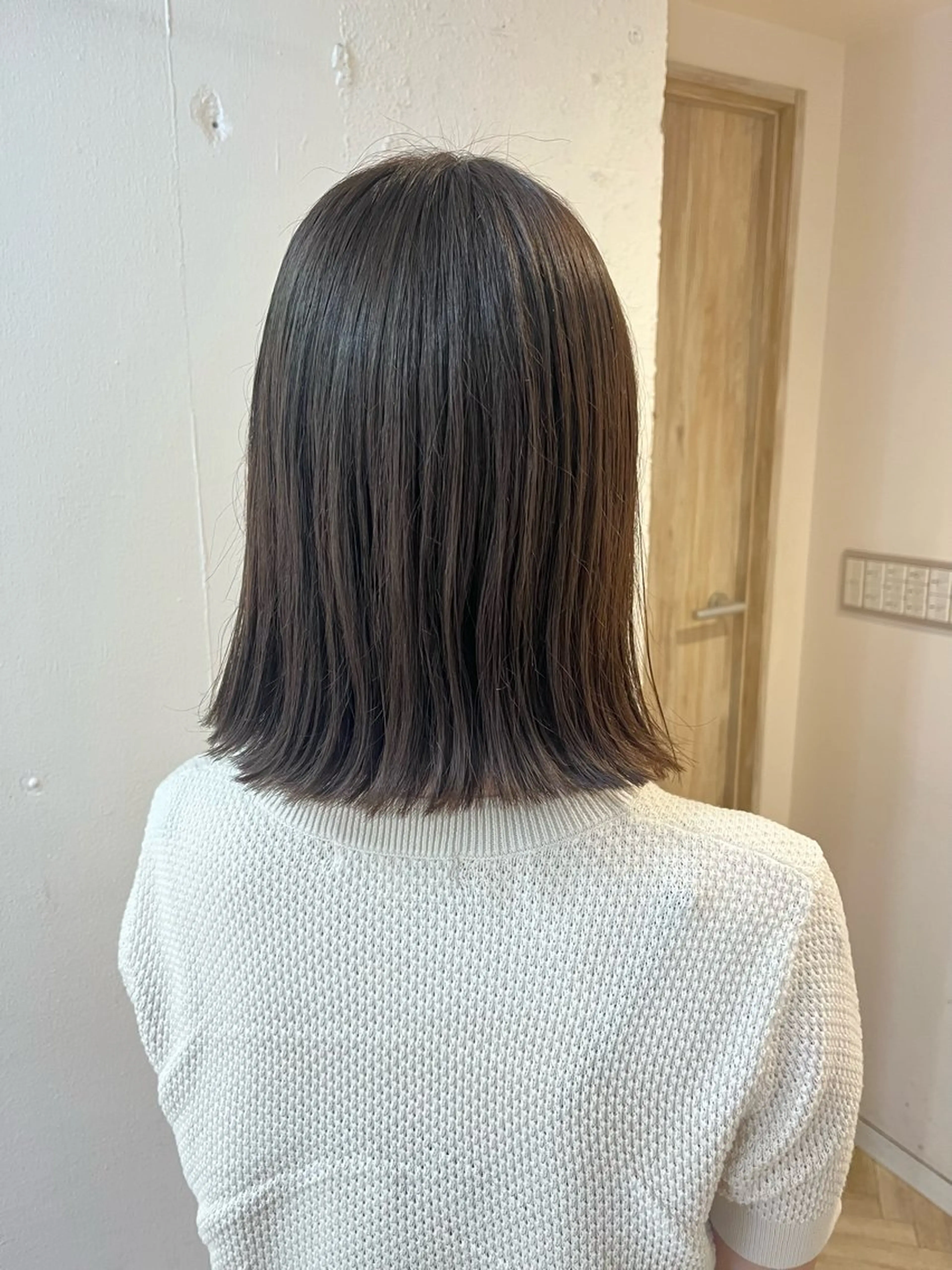 ミディアム カラー 切りっぱなしボブ ベージュカラー オリーブベージュ ボブ トリートメント 透明感カラー/ 髪質改善/レイヤーのヘアスタイル