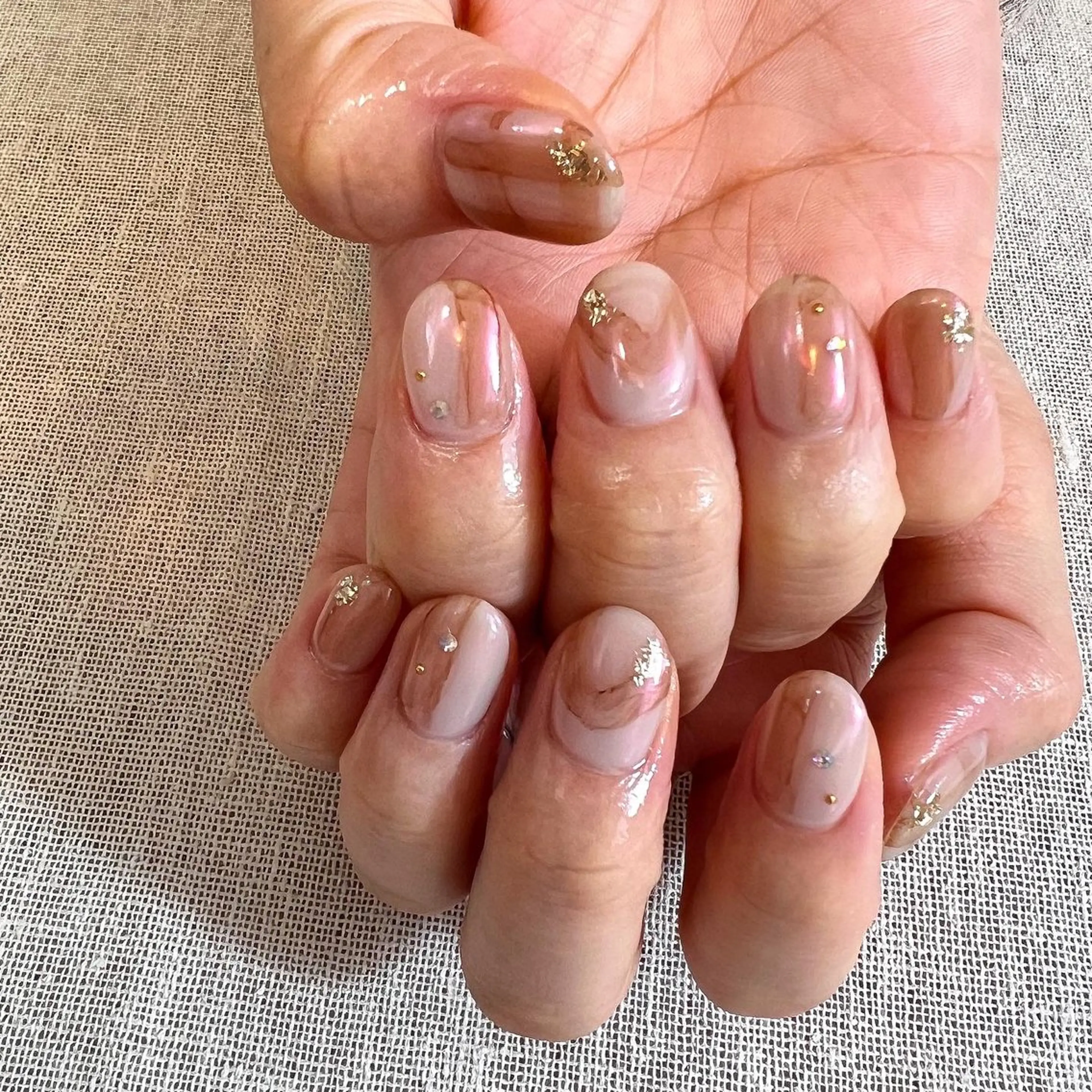 ネイル オーロラネイル ブラウン ミラーネイル ニュアンスネイル ピンク ハンドネイル pointillé .ayaのネイルデザイン